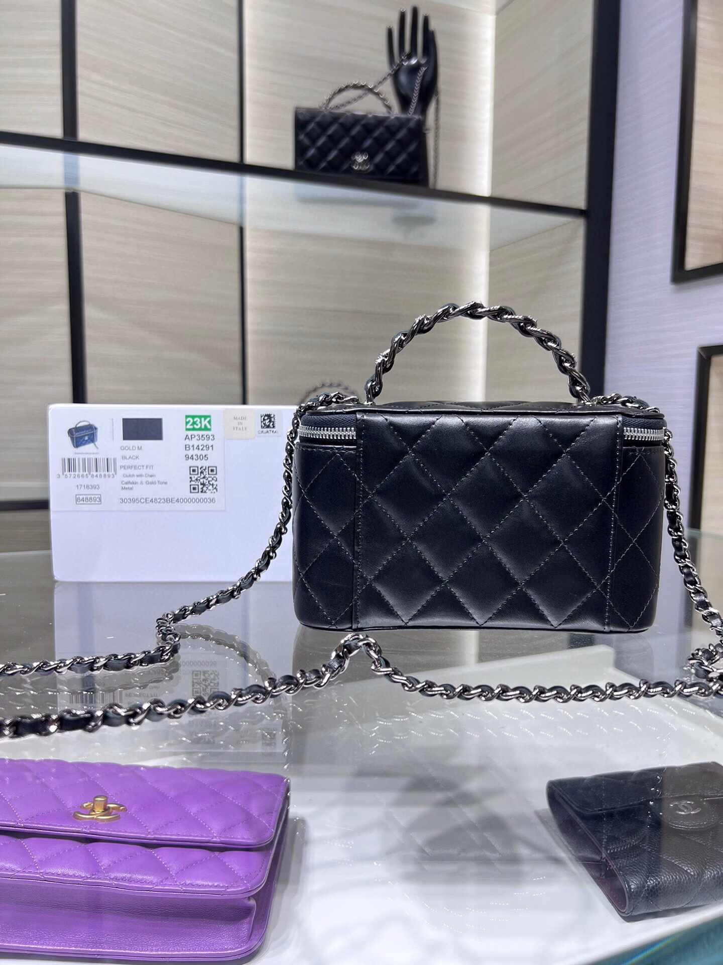The new Ohanel 23K model in Liaoning color has a long hand-held box with a small mirror insidePortable makeup box