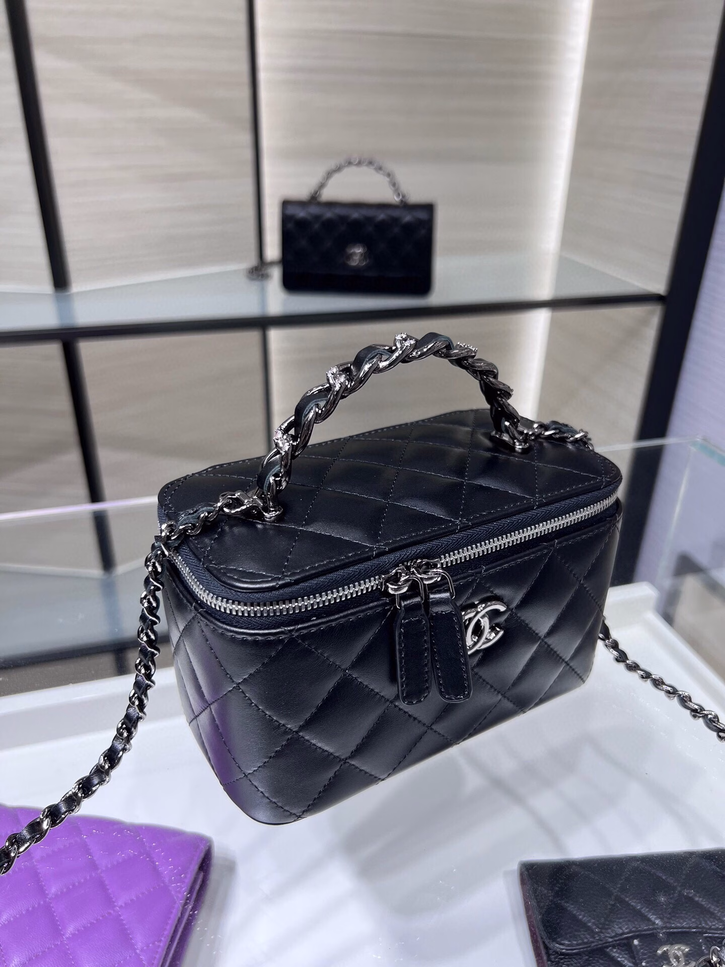 The new Ohanel 23K model in Liaoning color has a long hand-held box with a small mirror insidePortable makeup box