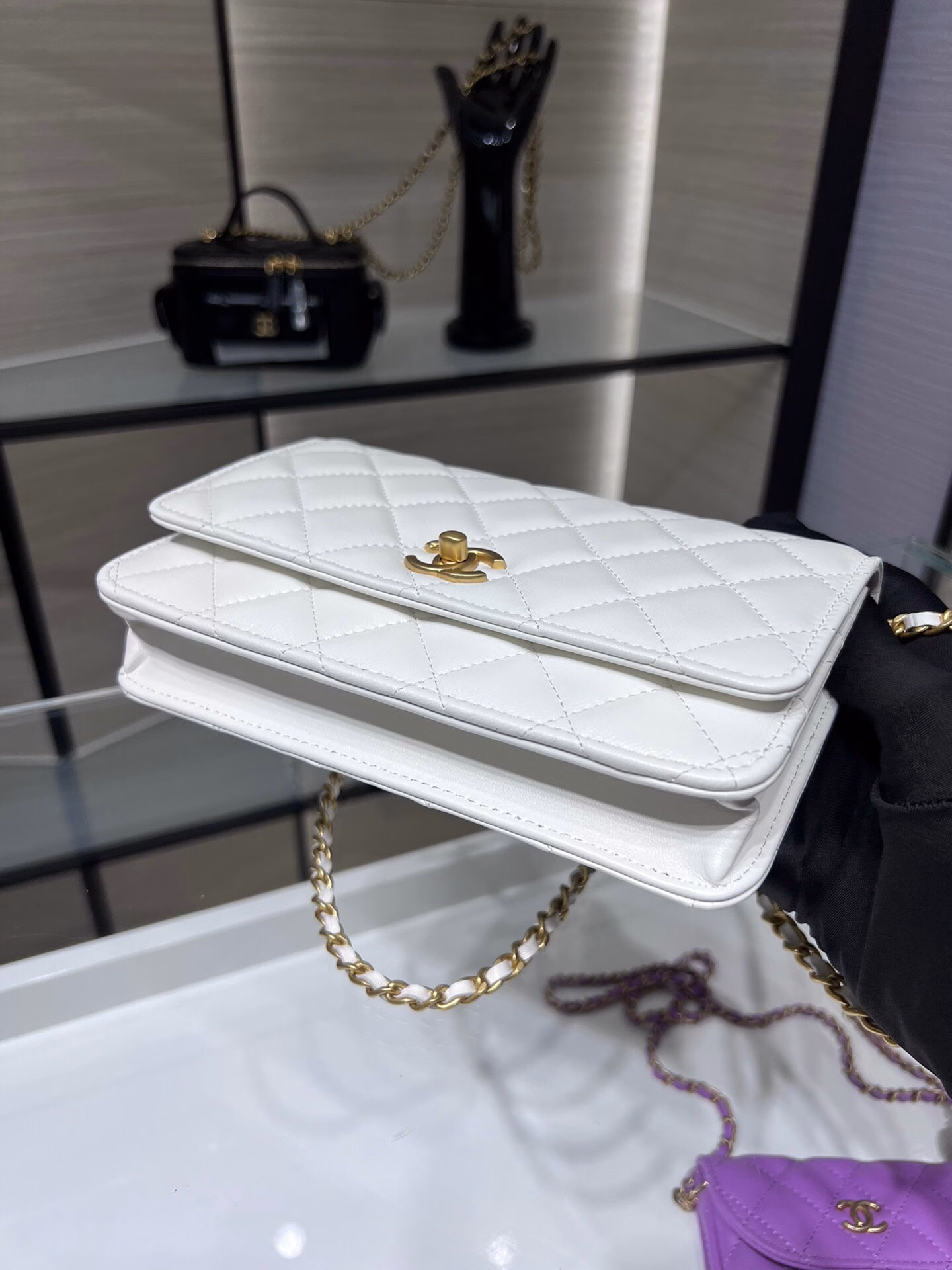 After wearing the new Ohanel Woc, I really love it no matter how I look at itThe small and square shape, combined with the metal ball with adjustable chain length, gives a more refined feel. It can be carried normally across the body or on one shoulder, and the shoulder strap can also be shortened to serve as an underarm bag!The metal ball adjustment shoulder strap is very flexible and there will be no phenomenon of scratching the chain or not being able to pull smoothly!