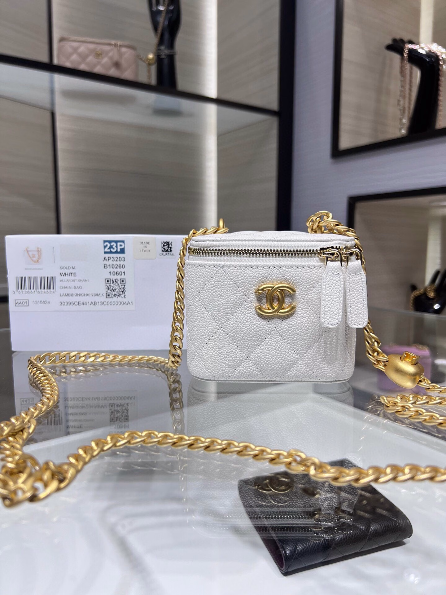 The new Ohanel 23P box bag features the most beautiful heart-shaped adjustable buckle and adjustable chainThe caviar skin is made with a double c relief logo, which is exquisite and beautiful