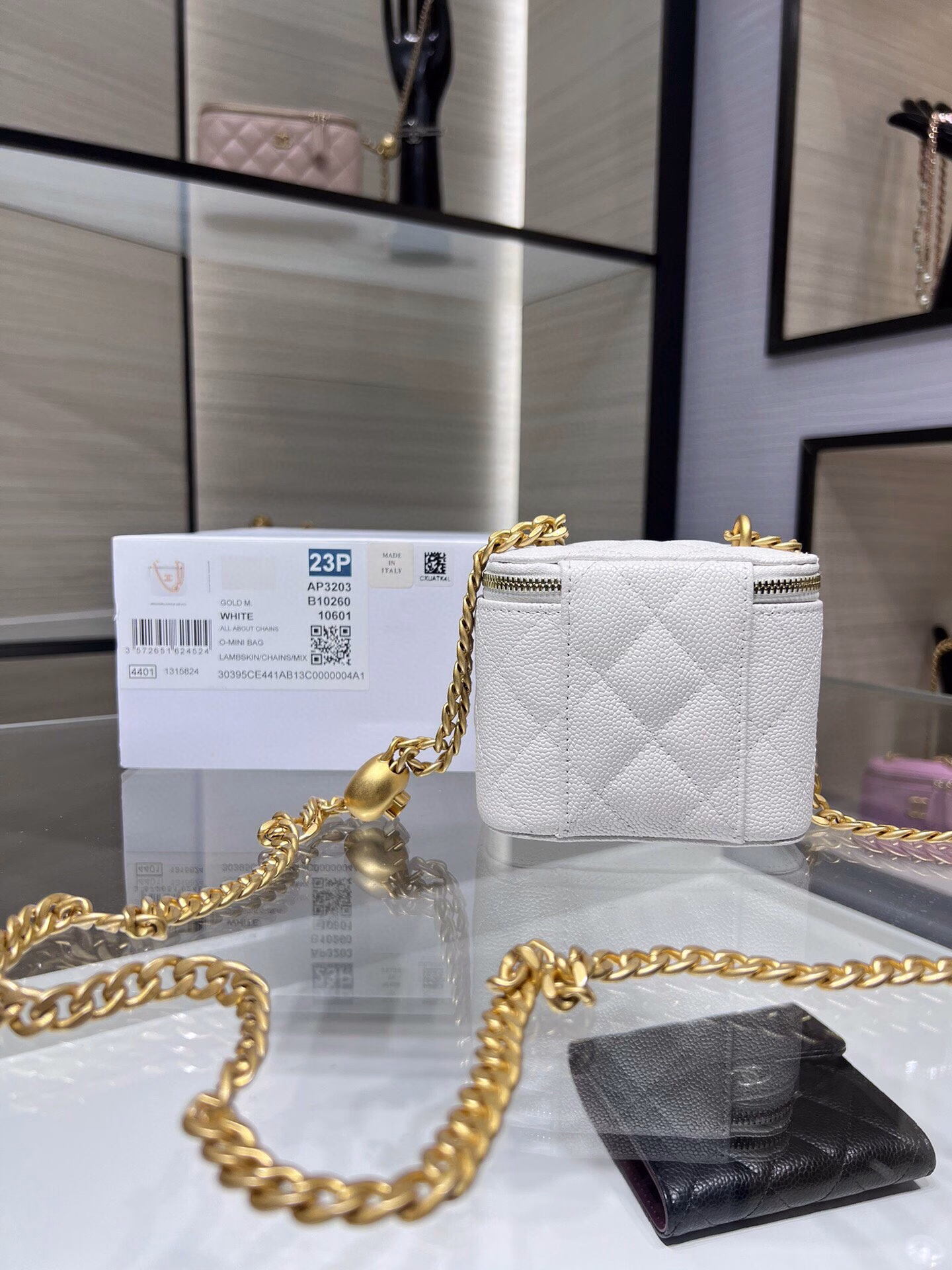 The new Ohanel 23P box bag features the most beautiful heart-shaped adjustable buckle and adjustable chainThe caviar skin is made with a double c relief logo, which is exquisite and beautiful