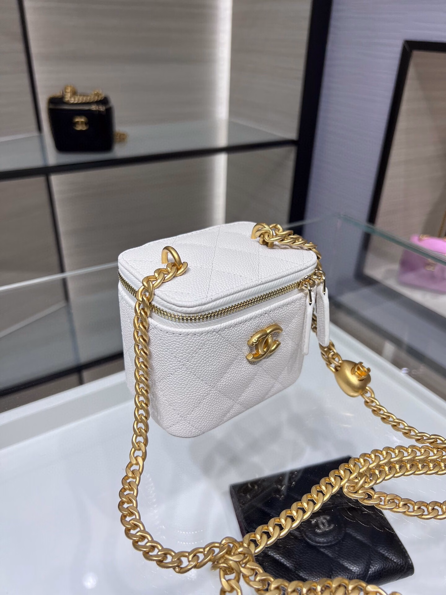 The new Ohanel 23P box bag features the most beautiful heart-shaped adjustable buckle and adjustable chainThe caviar skin is made with a double c relief logo, which is exquisite and beautiful