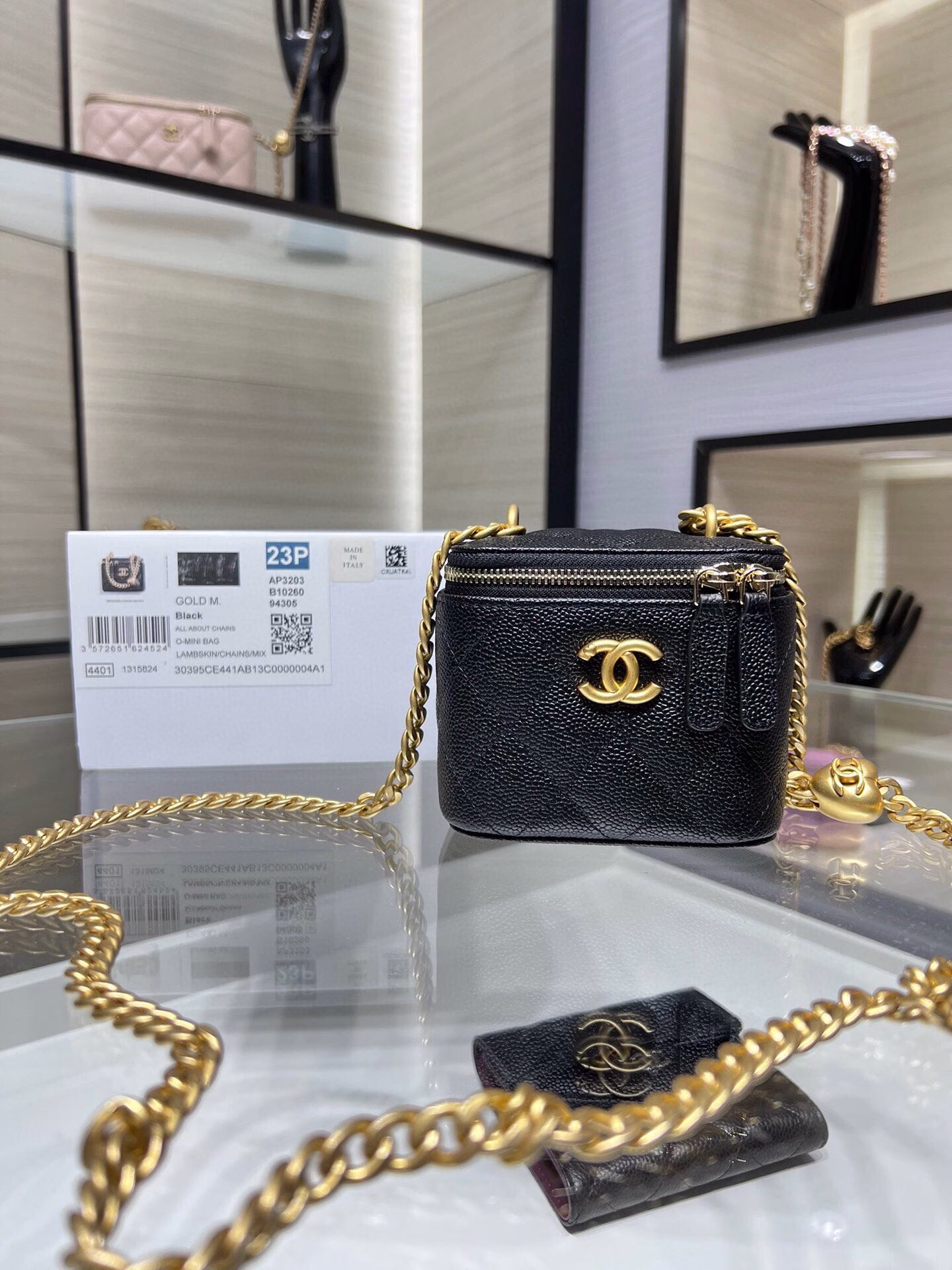The new Ohanel 23P box bag features the most beautiful heart-shaped adjustable buckle and adjustable chainThe caviar skin is made with a double c relief logo, which is exquisite and beautiful