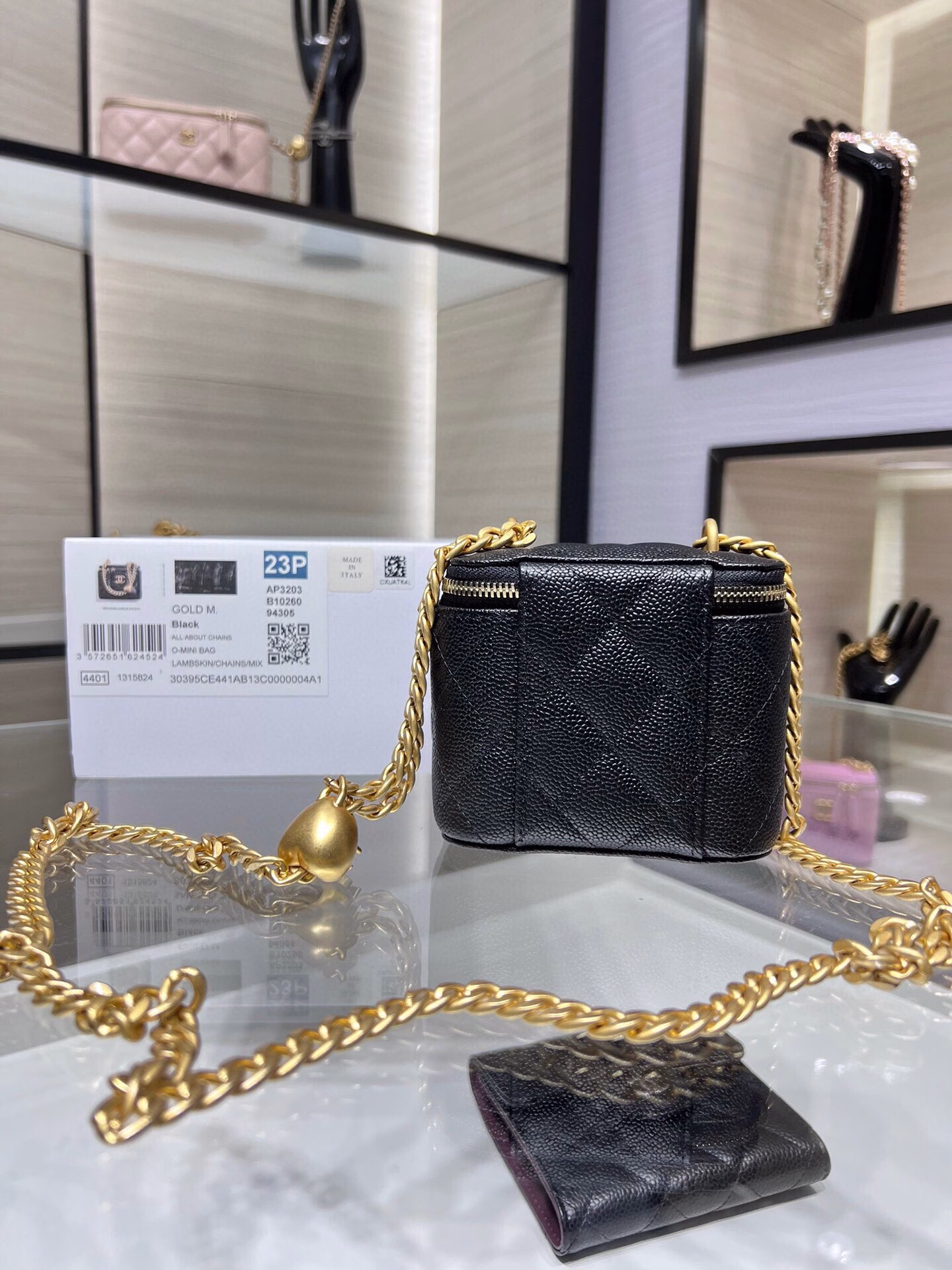 The new Ohanel 23P box bag features the most beautiful heart-shaped adjustable buckle and adjustable chainThe caviar skin is made with a double c relief logo, which is exquisite and beautiful