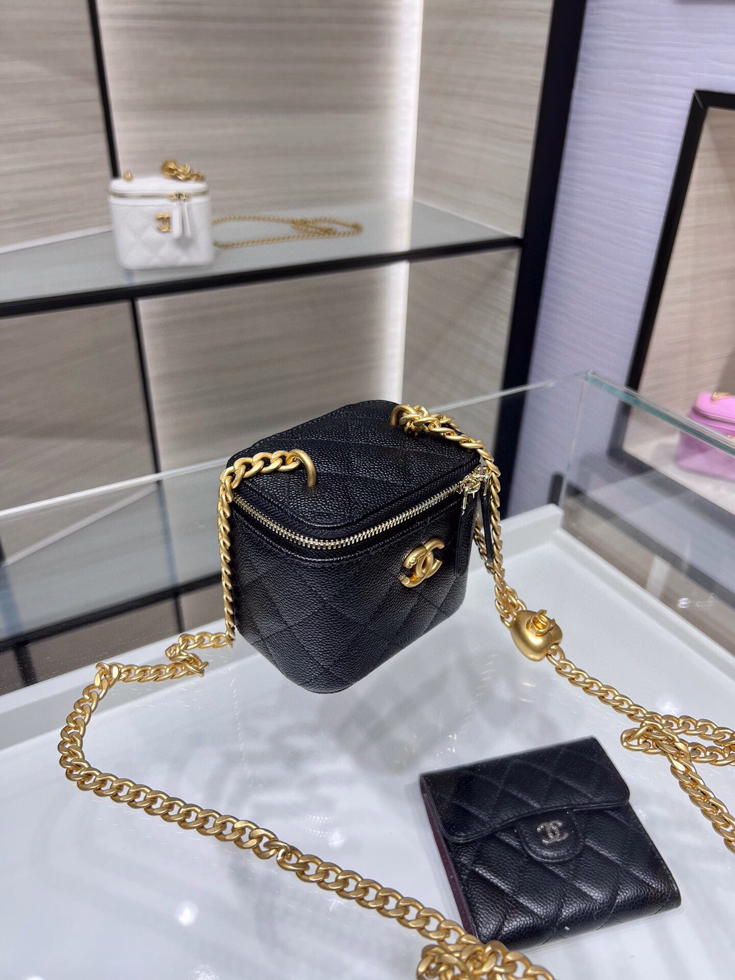 The new Ohanel 23P box bag features the most beautiful heart-shaped adjustable buckle and adjustable chainThe caviar skin is made with a double c relief logo, which is exquisite and beautiful