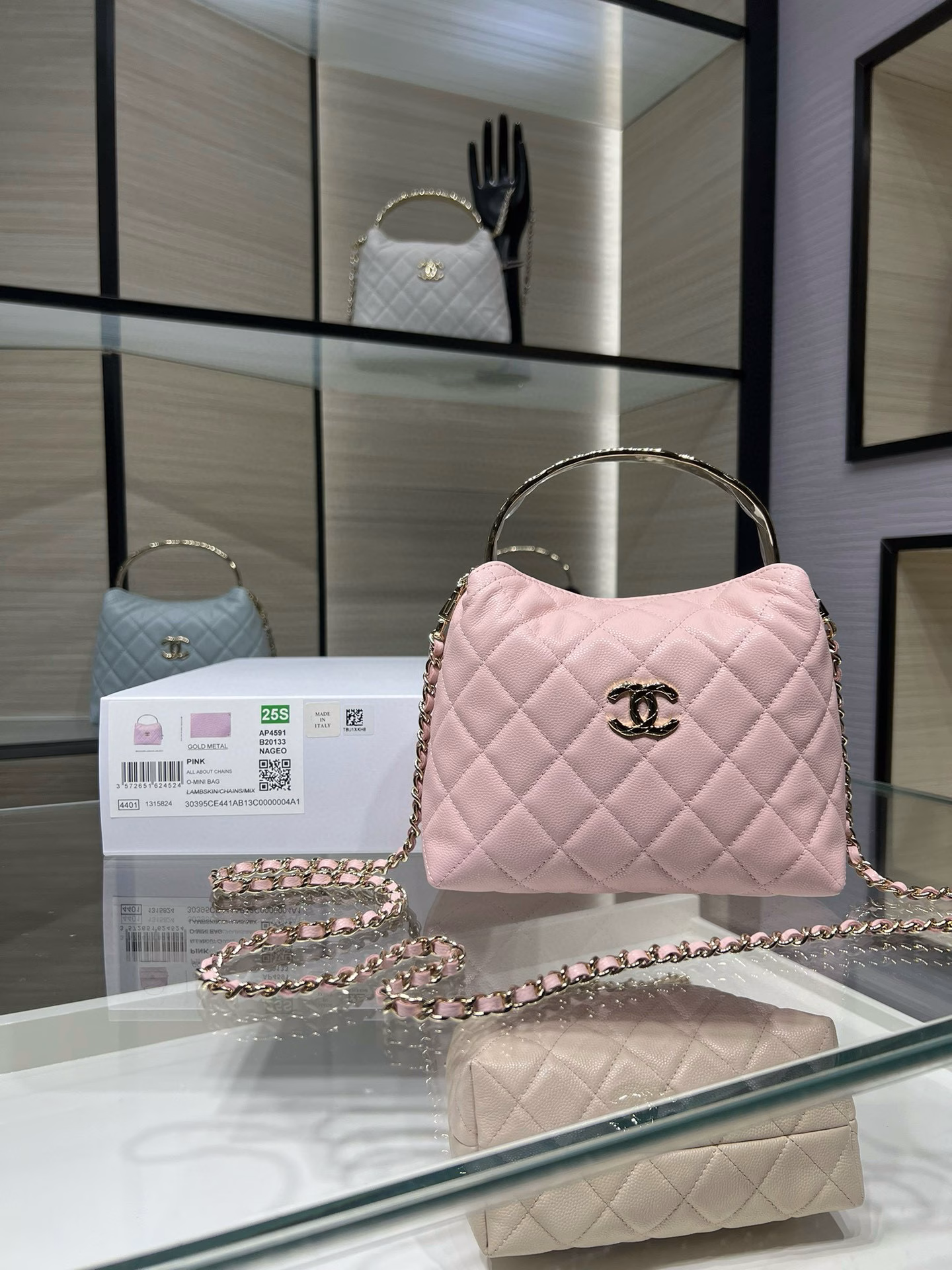 Chanel 25S new handle lunch box wrapped in milk tea colorThe coco crush diamond-patterned handle is made of smooth calfskin