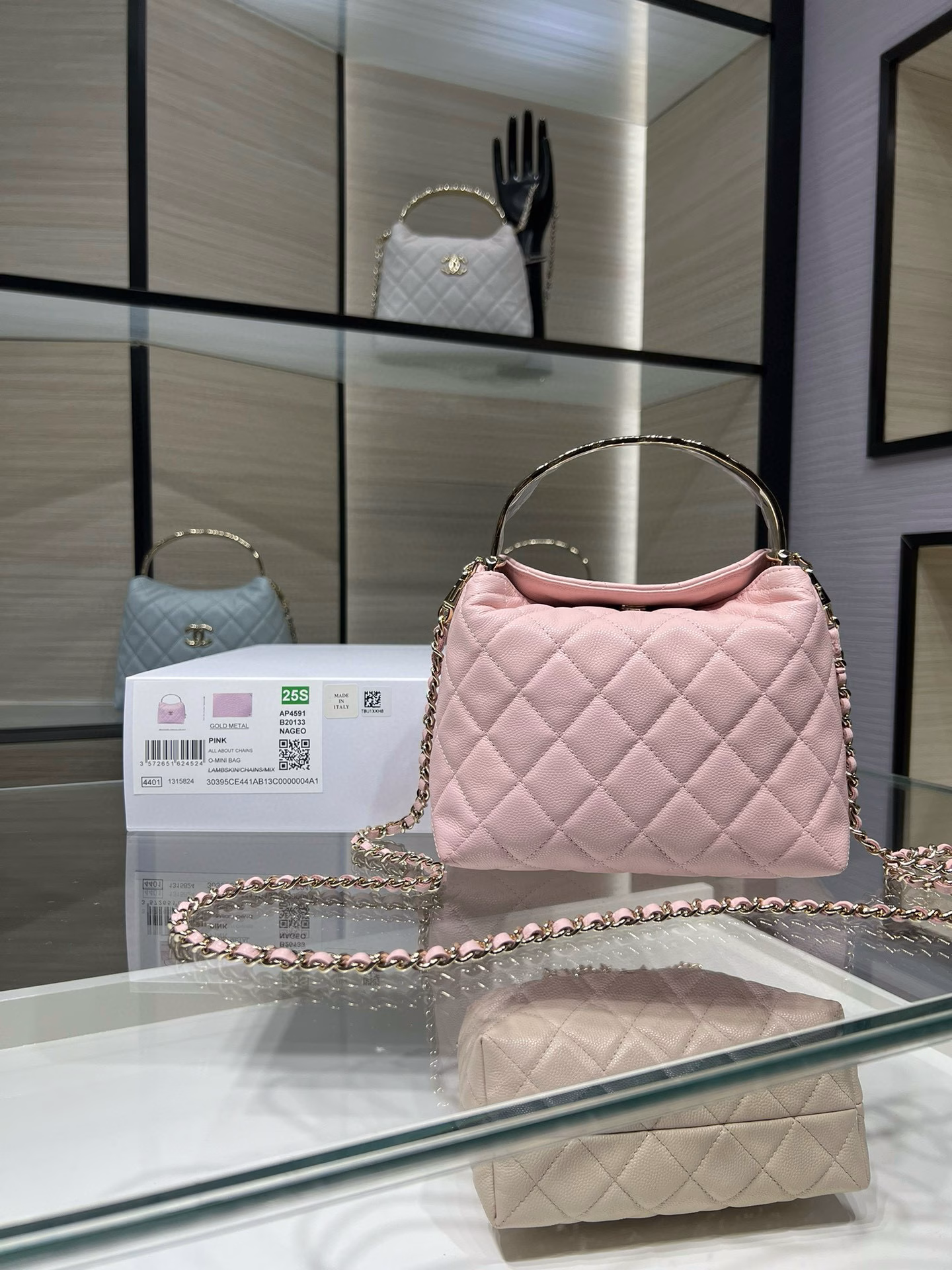 Chanel 25S new handle lunch box wrapped in milk tea colorThe coco crush diamond-patterned handle is made of smooth calfskin