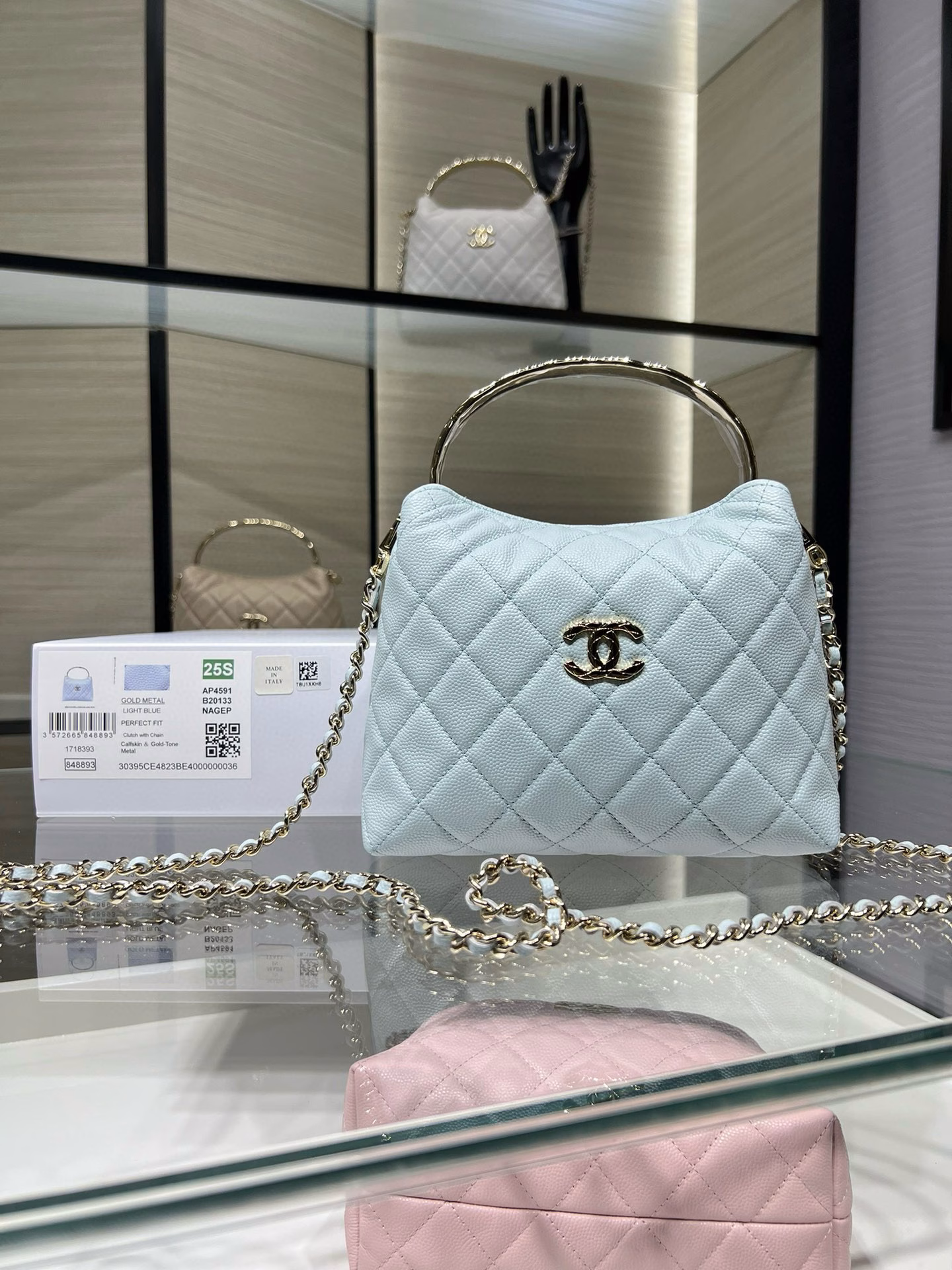 Chanel 25S new handle lunch box wrapped in milk tea colorThe coco crush diamond-patterned handle is made of smooth calfskin