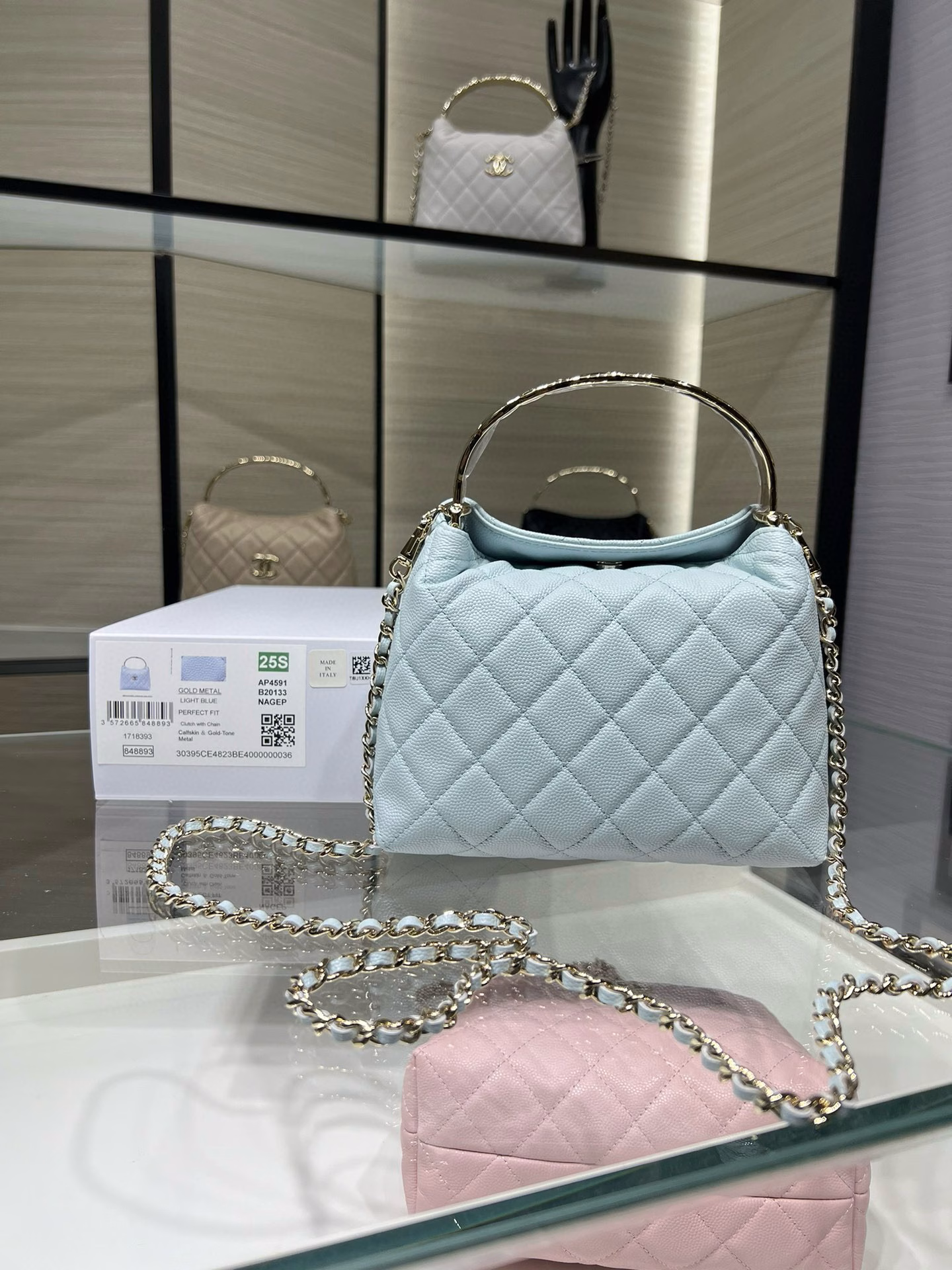 Chanel 25S new handle lunch box wrapped in milk tea colorThe coco crush diamond-patterned handle is made of smooth calfskin