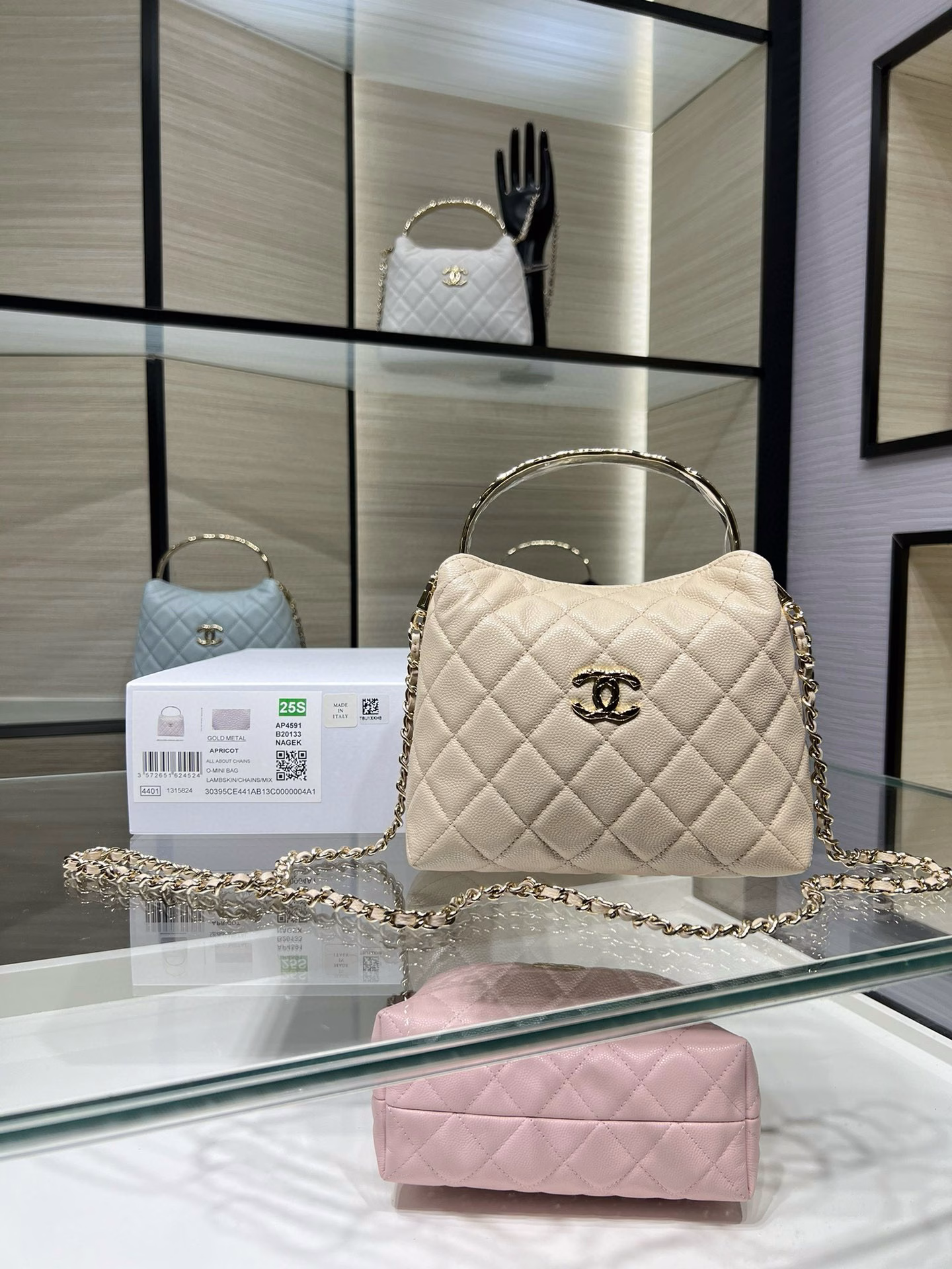 Chanel 25S new handle lunch box wrapped in milk tea colorThe coco crush diamond-patterned handle is made of smooth calfskin