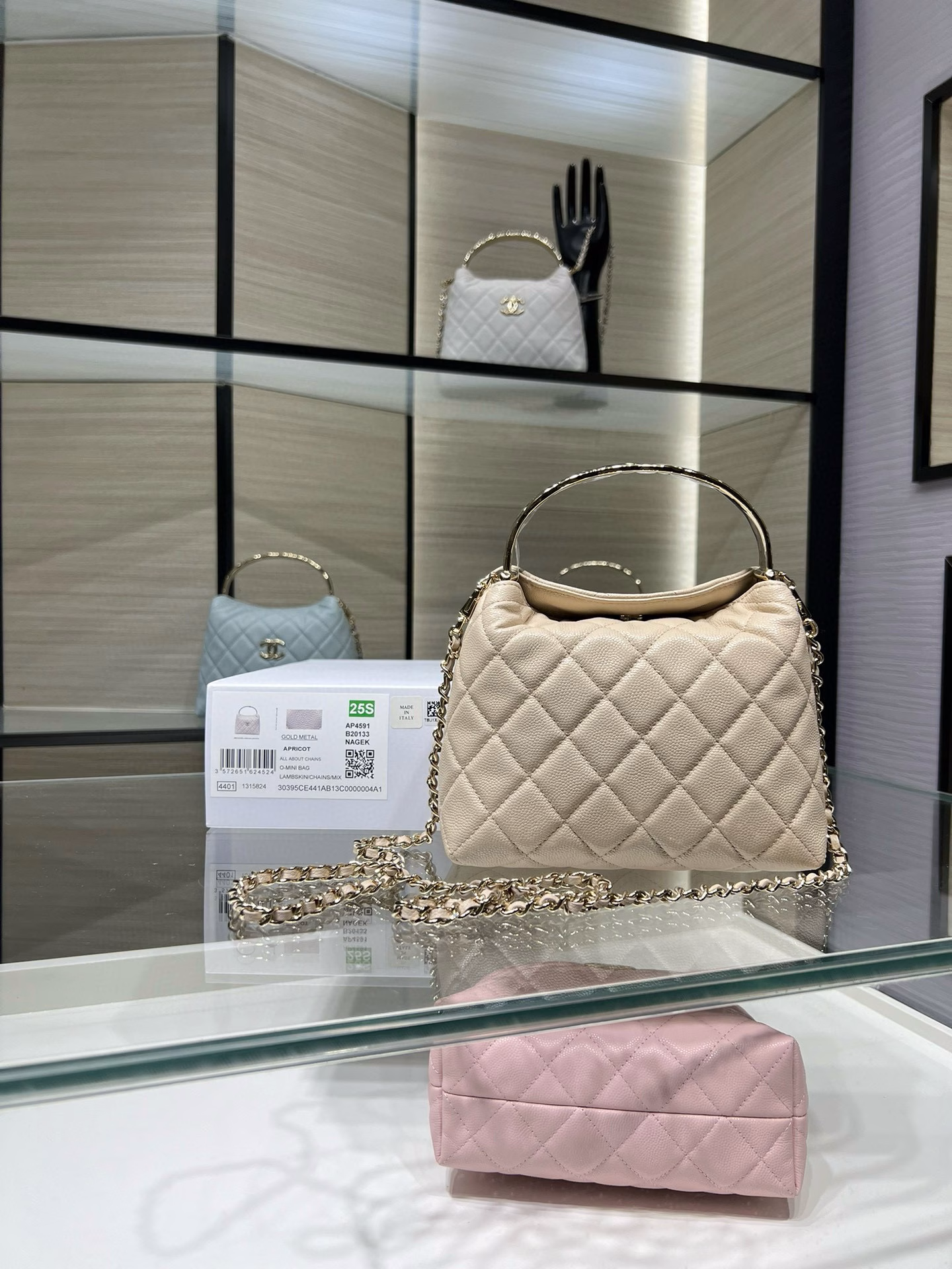Chanel 25S new handle lunch box wrapped in milk tea colorThe coco crush diamond-patterned handle is made of smooth calfskin