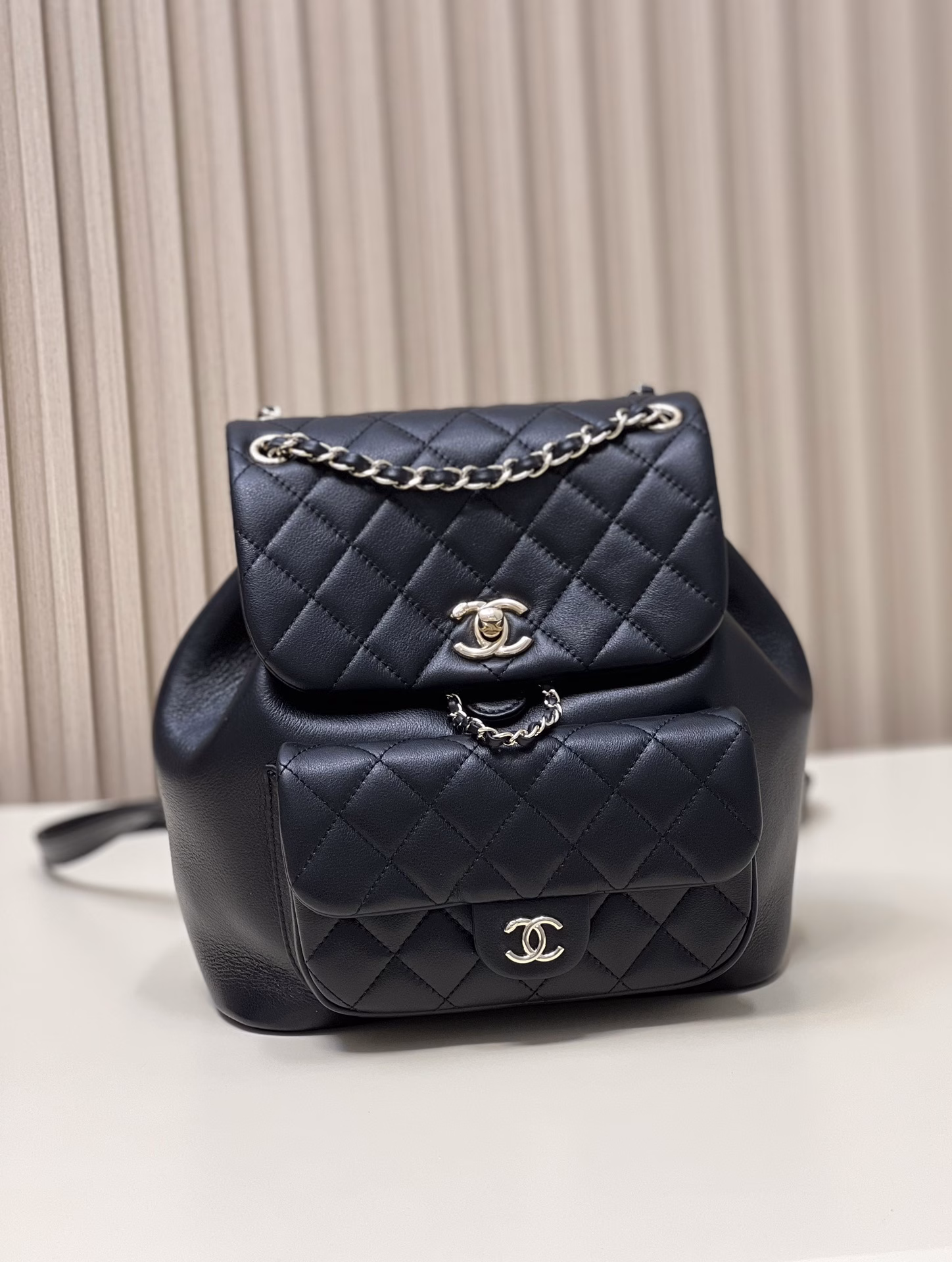 Large-sized backpackA pair of backpacks that can be worn all year round! I fell in love with this calfskin at first sight. Its capacity is so touching