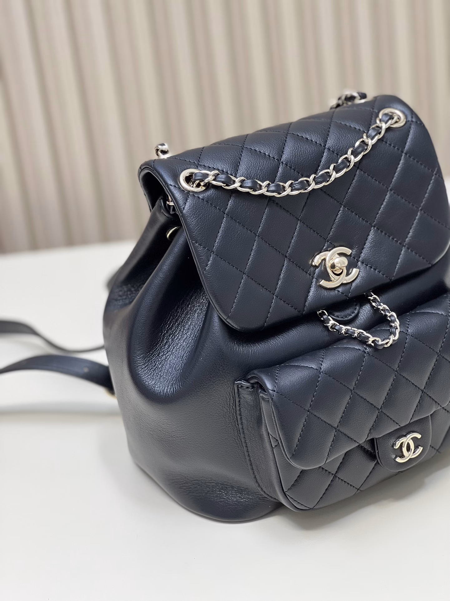 Large-sized backpackA pair of backpacks that can be worn all year round! I fell in love with this calfskin at first sight. Its capacity is so touching