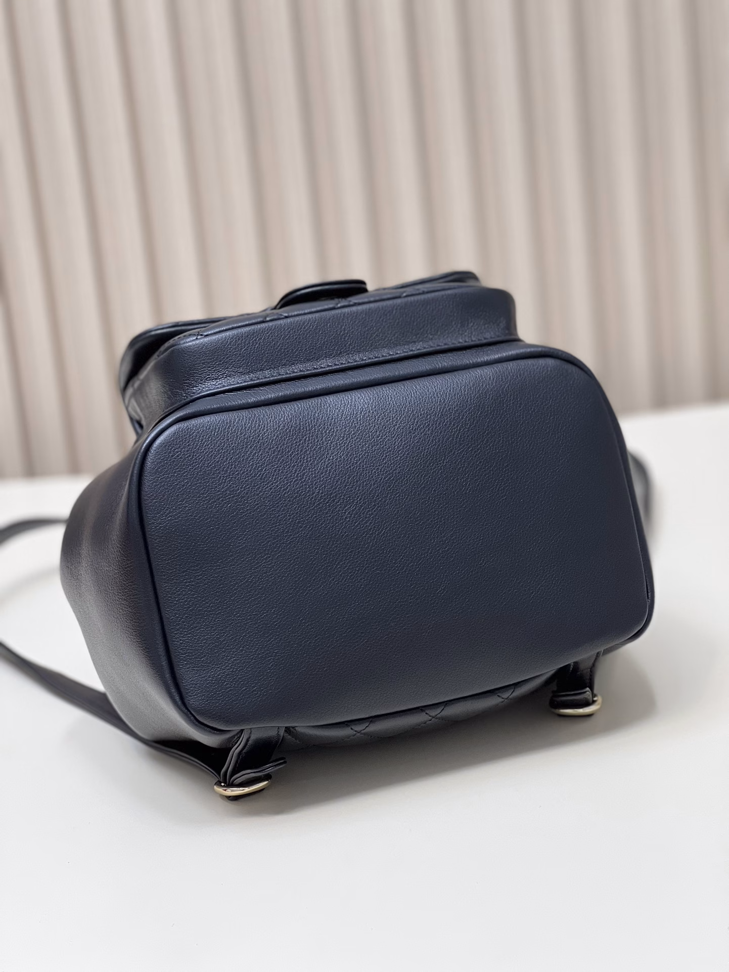 Large-sized backpackA pair of backpacks that can be worn all year round! I fell in love with this calfskin at first sight. Its capacity is so touching