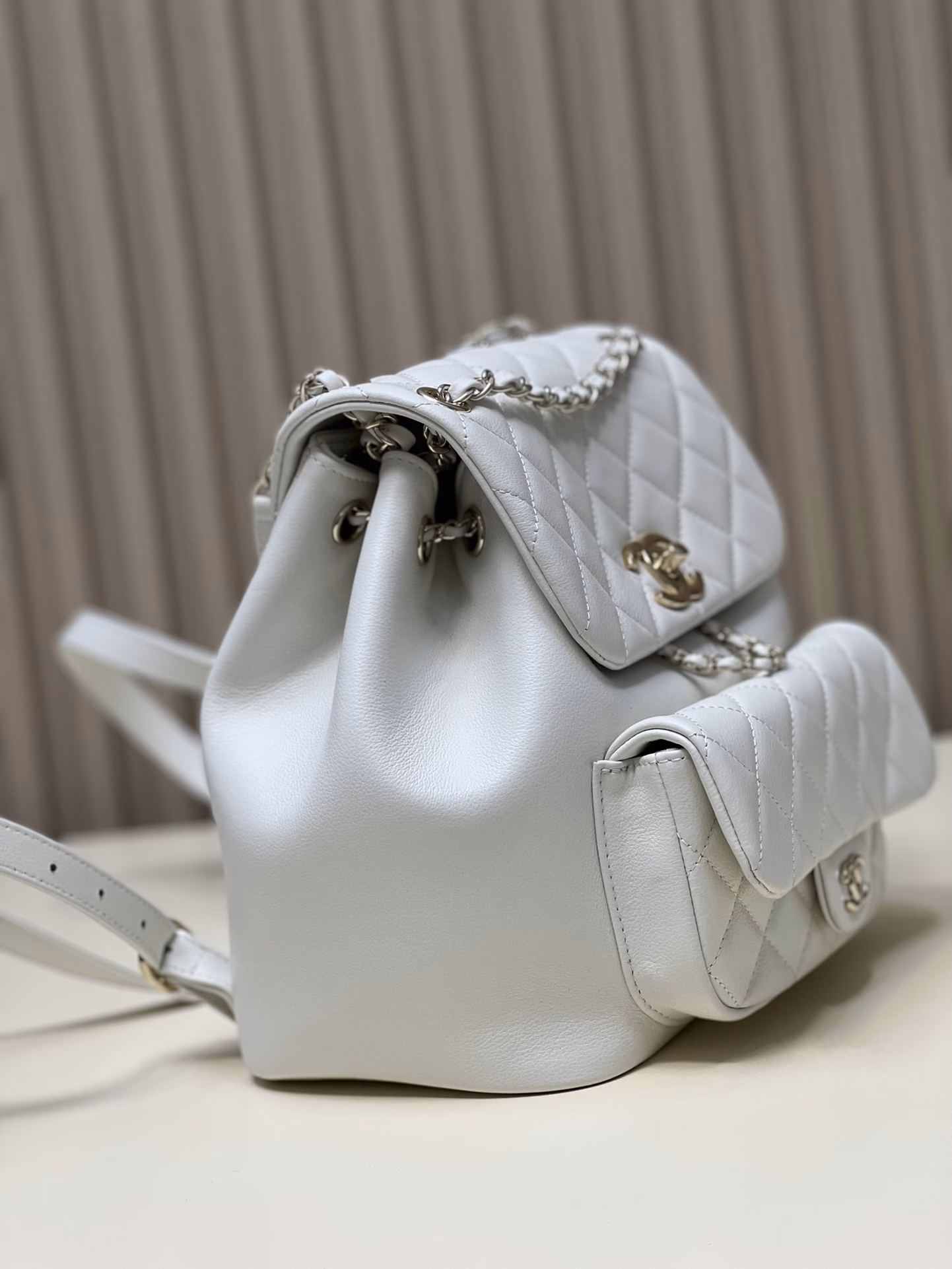 Large-sized backpackA pair of backpacks that can be worn all year round! I fell in love with this calfskin at first sight. Its capacity is so touching