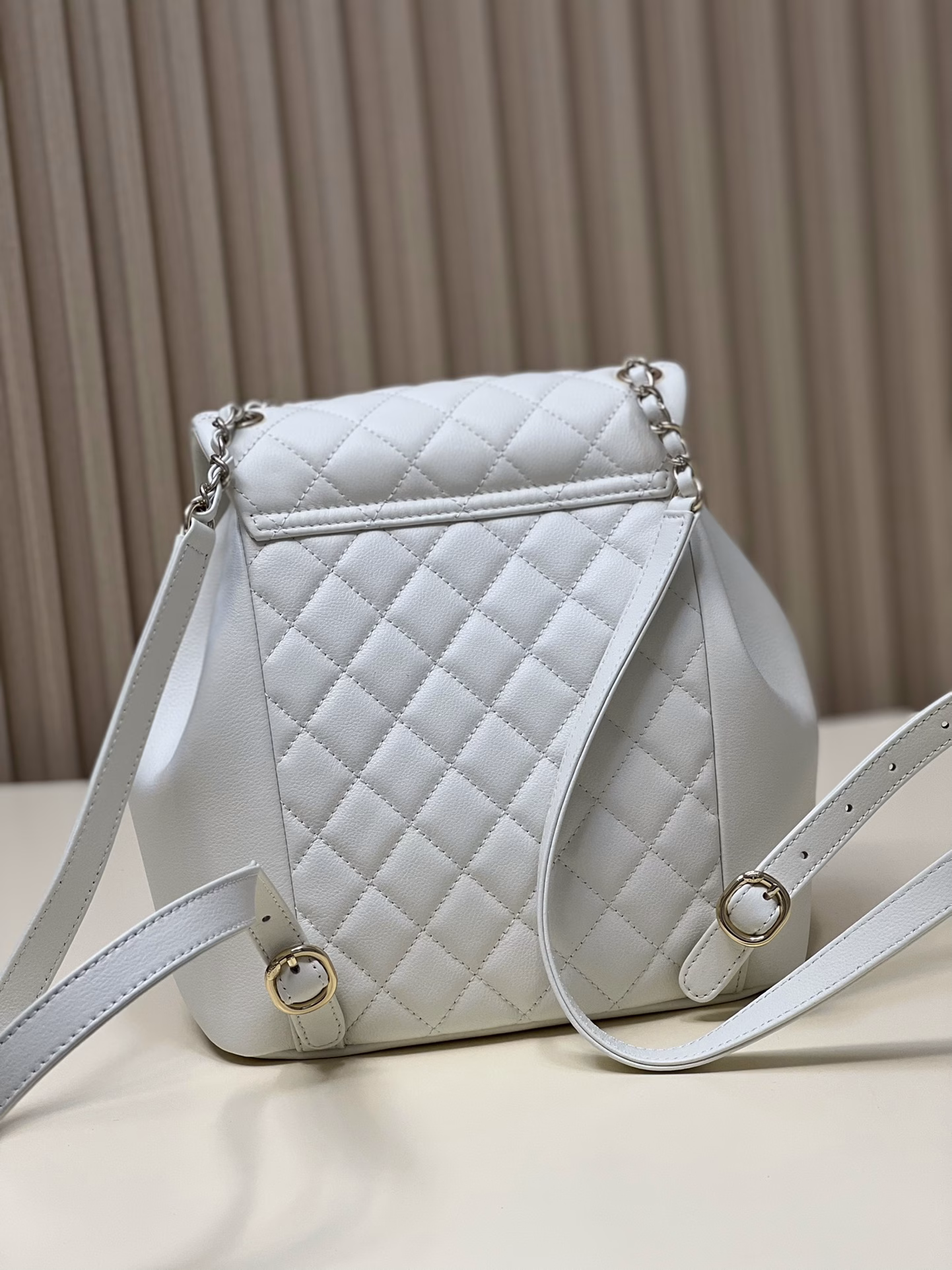 Large-sized backpackA pair of backpacks that can be worn all year round! I fell in love with this calfskin at first sight. Its capacity is so touching