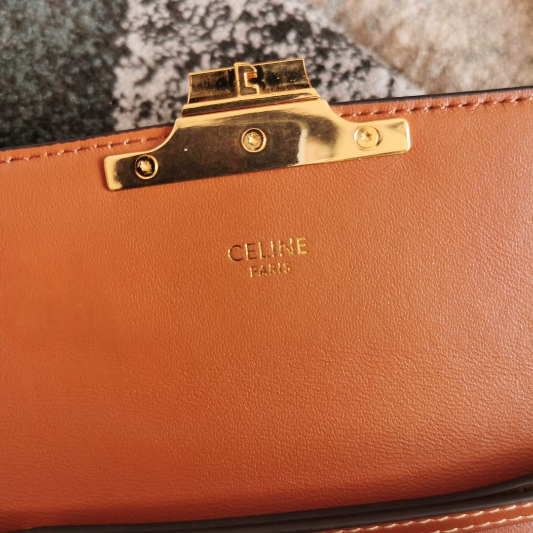 C Plus has just released a new embossed envelope bag, exuding a strong retro style. The bag body is very lightweight, and the overall leather material has a very good texture. It is both casual and retro, revealing a classical and dignified temperament, full of a sense of luxury! It has a considerable capacity and can meet the daily needs of going out. It is available all year round