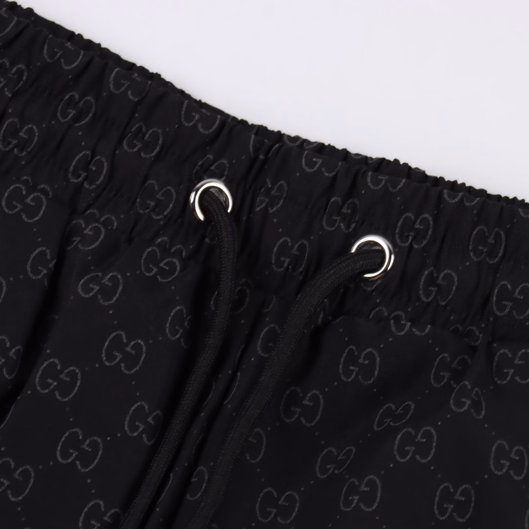 Gucci 25ss beach shorts fully printed with logoExquisitely crafted woven fabric, custom-made hardware, fine workmanship, first-class texture, excellent drape, enjoy the cool moments of summer and the beach!
