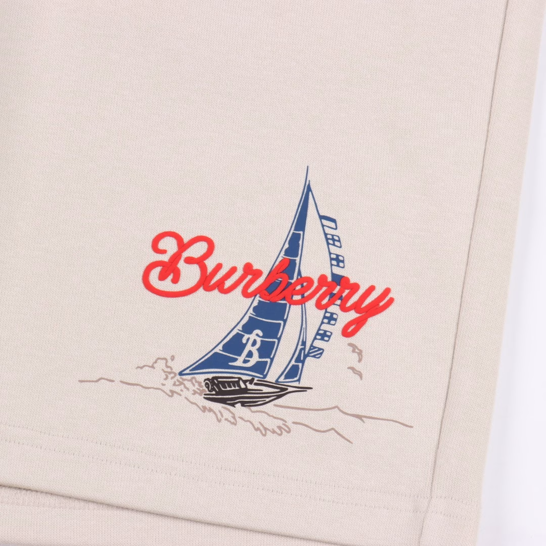 Burberry 25ss sailboat print shortsThe new Burberry shorts feature a minimalist silhouette. The high-waisted cut combined with a neat waistline not only accentuates the leg shape but also exudes a natural sense of relaxation. The built-in elastic waistband is made of 80% cotton and 20% Lyocell fabric, with a soft and skin-friendly texture. The bio-washing technology makes the fabric soft and skin-friendly to the touch, and the breathability is maximized. Inspired by the spirit of navigation, the brand's signature sailboat print is incorporated into the new T-shirt design, paying tribute to the British adventure tradition. The sailboat pattern is derived from the brand's historical archives, recreating the adventurous spirit of the 