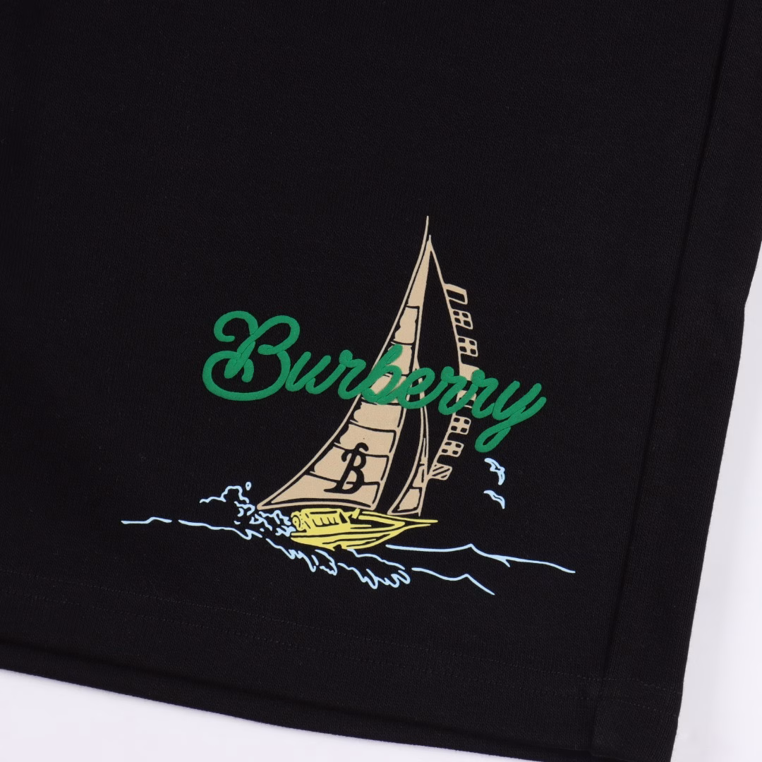 Burberry 25ss sailboat print shortsThe new Burberry shorts feature a minimalist silhouette. The high-waisted cut combined with a neat waistline not only accentuates the leg shape but also exudes a natural sense of relaxation. The built-in elastic waistband is made of 80% cotton and 20% Lyocell fabric, with a soft and skin-friendly texture. The bio-washing technology makes the fabric soft and skin-friendly to the touch, and the breathability is maximized. Inspired by the spirit of navigation, the brand's signature sailboat print is incorporated into the new T-shirt design, paying tribute to the British adventure tradition. The sailboat pattern is derived from the brand's historical archives, recreating the adventurous spirit of the 