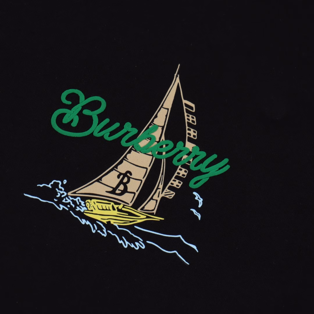 Burberry 25ss sailboat print short sleeveBurberry's new T-shirt is made of high-weight pure cotton, eliminating the embarrassment of static electricity. It is comfortable and breathable. Inspired by the spirit of navigation, the brand's signature sailboat print is incorporated into the new T-shirt design, paying tribute to the British adventure tradition. The sailboat pattern is derived from the brand's historical archives, recreating the adventurous spirit of the 