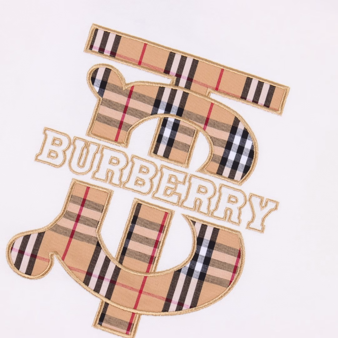 Burberry 25ss checkered TB patch embroidered letter short sleeveCustom-woven and custom-dyed 26-count 240g combed cotton fabric, very soft and comfortable to wearThe TB letter checkered fabric is embroidered by Tajima machine. The embroidery body is full and round, and the embroidery is full without missing stitches or broken threads. The water-washed label on the tag is consistent with the official current version.The collar thread is printed with the logo letter mark. The stitching is consistent with the original version. The shoulder double-strand stitching is exquisitely crafted, and the silhouette is slightly loose