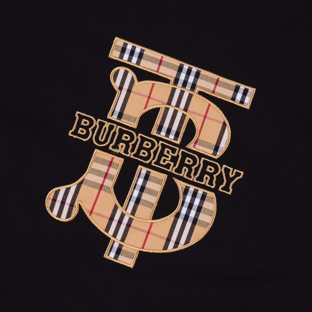 Burberry 25ss checkered TB patch embroidered letter short sleeveCustom-woven and custom-dyed 26-count 240g combed cotton fabric, very soft and comfortable to wearThe TB letter checkered fabric is embroidered by Tajima machine. The embroidery body is full and round, and the embroidery is full without missing stitches or broken threads. The water-washed label on the tag is consistent with the official current version.The collar thread is printed with the logo letter mark. The stitching is consistent with the original version. The shoulder double-strand stitching is exquisitely crafted, and the silhouette is slightly loose