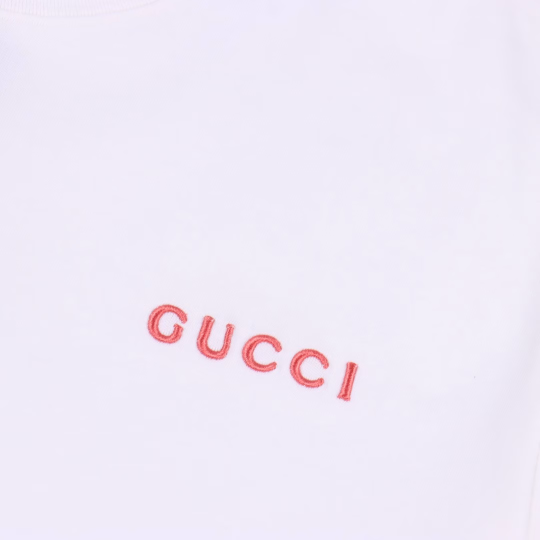 Gucci 25ss pink small label embroidered short sleeveThe original 1:1 1:1 knitted pure cotton 260g fabric is custom-made in the same color. The high-density threads are embroidered with imported Tiandao high-density heavy industry embroidery machine. The embroidered font is three-dimensional and full, restoring ZP stitch by stitch!