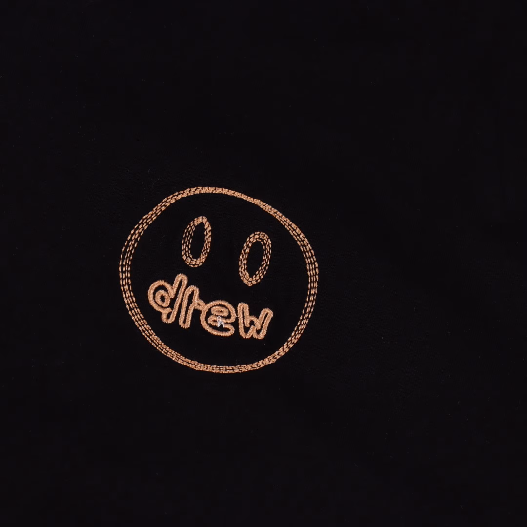 Loose short-sleeved T-shirts for both men and women with the smiley face embroidered letter Logo of Drew HouseThe embroidery technique of smiling face letters on the chestThe fabric is made of 32-count high-weight 280-gram double-yarn combed cotton fabric
