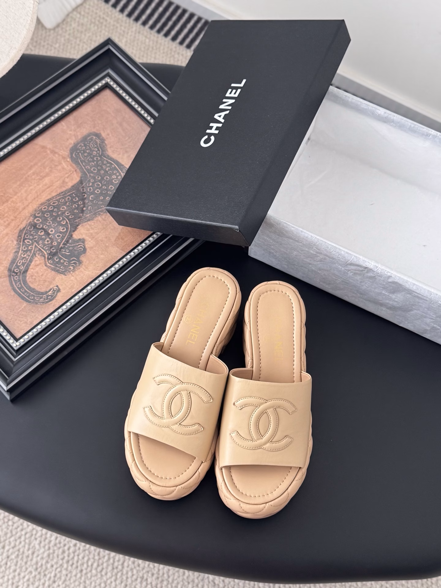 Chanel Xiaoxiang 25c new slippersDiamond-shaped thick-soled sponge cake slippersA must-have slippers series for summerThe rate of artistic and fashionable outfits is really highThick soles are really amazing in terms of lengthening the legsVersatile and comfortable, it will instantly make you have long legs when you put it on!The upper of the shoe is made of imported lambskinThe inner footpads are made of silk sheepskin