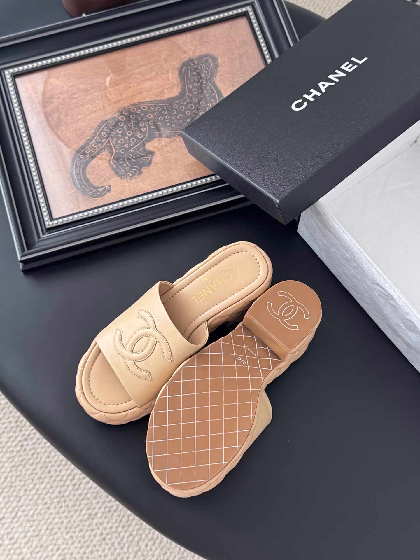 Chanel Xiaoxiang 25c new slippersDiamond-shaped thick-soled sponge cake slippersA must-have slippers series for summerThe rate of artistic and fashionable outfits is really highThick soles are really amazing in terms of lengthening the legsVersatile and comfortable, it will instantly make you have long legs when you put it on!The upper of the shoe is made of imported lambskinThe inner footpads are made of silk sheepskin