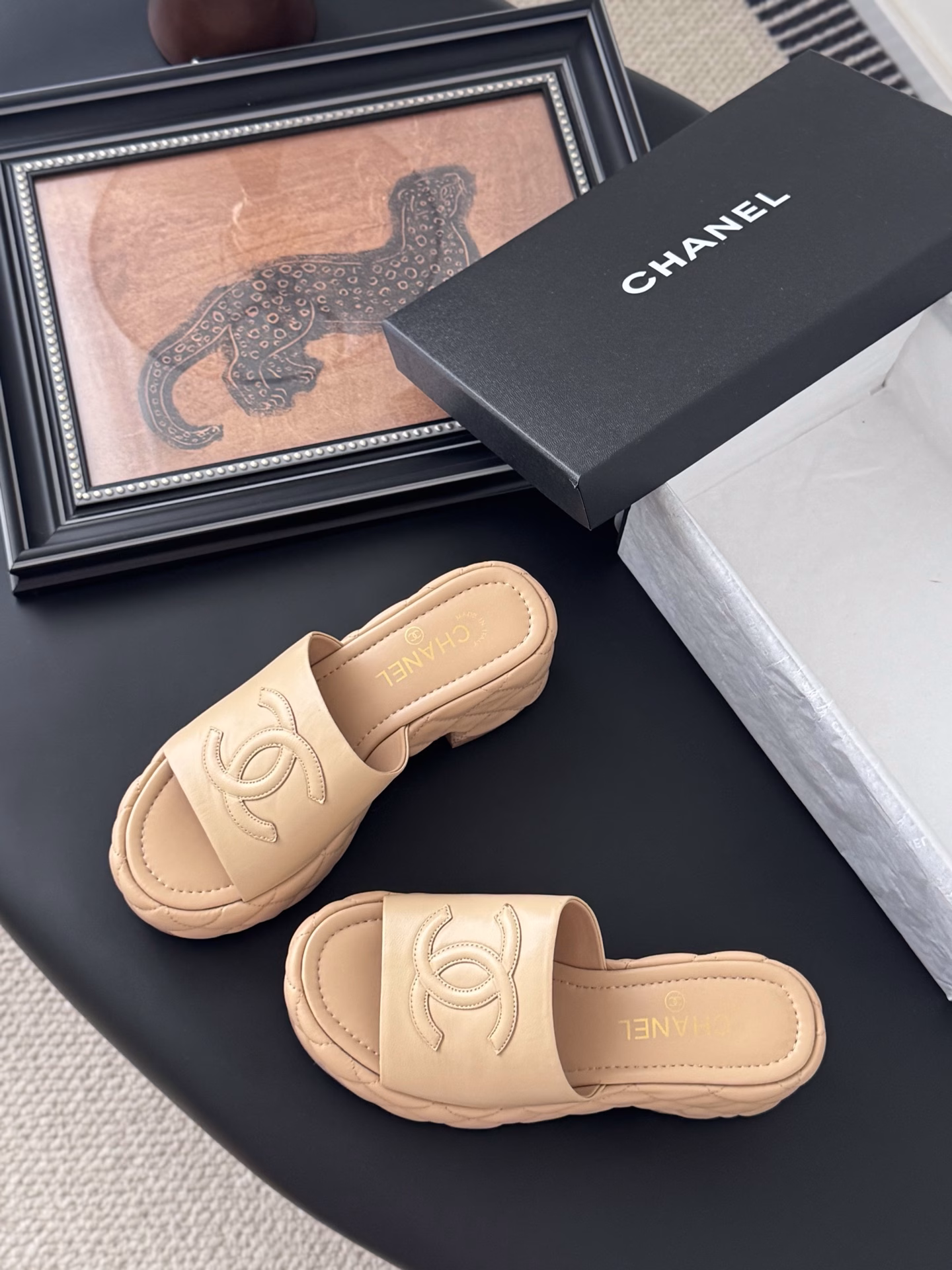 Chanel Xiaoxiang 25c new slippersDiamond-shaped thick-soled sponge cake slippersA must-have slippers series for summerThe rate of artistic and fashionable outfits is really highThick soles are really amazing in terms of lengthening the legsVersatile and comfortable, it will instantly make you have long legs when you put it on!The upper of the shoe is made of imported lambskinThe inner footpads are made of silk sheepskin
