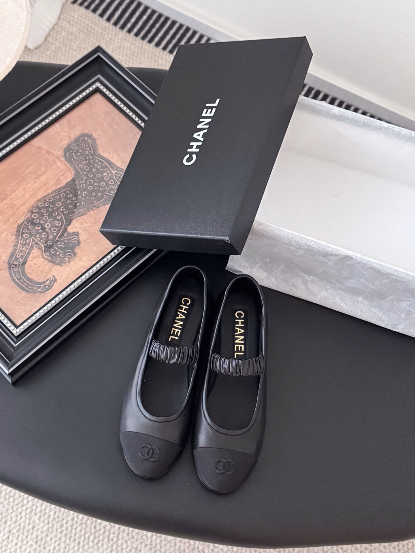 Chanel 25s runway style Mary Jane single shoesSimple yet sweet and playful!The three-dimensional electro-embroidery logo is made of solid color fabric, which is refreshing and easy to match. It fits the buttons even better. The outsole is made of sheepskin and genuine leather inside