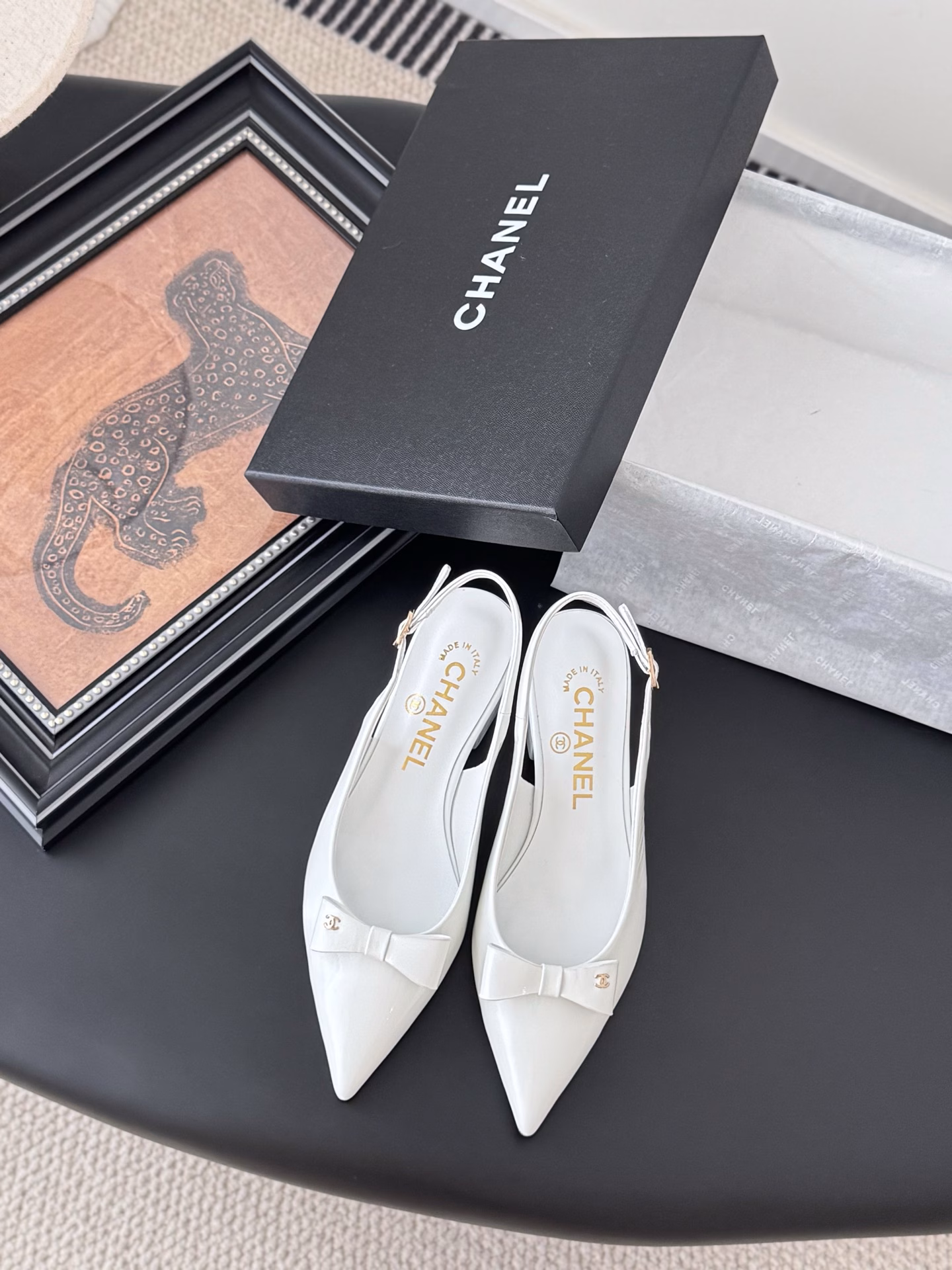 Chanel 25C new pointed-toe single shoesAmazing Mary Jane collection 🔥 It 's hard not to loveThe upper is made of silk, the inner lining is sheepskin, and the outsole is genuine leatherOriginal mold opening hardware