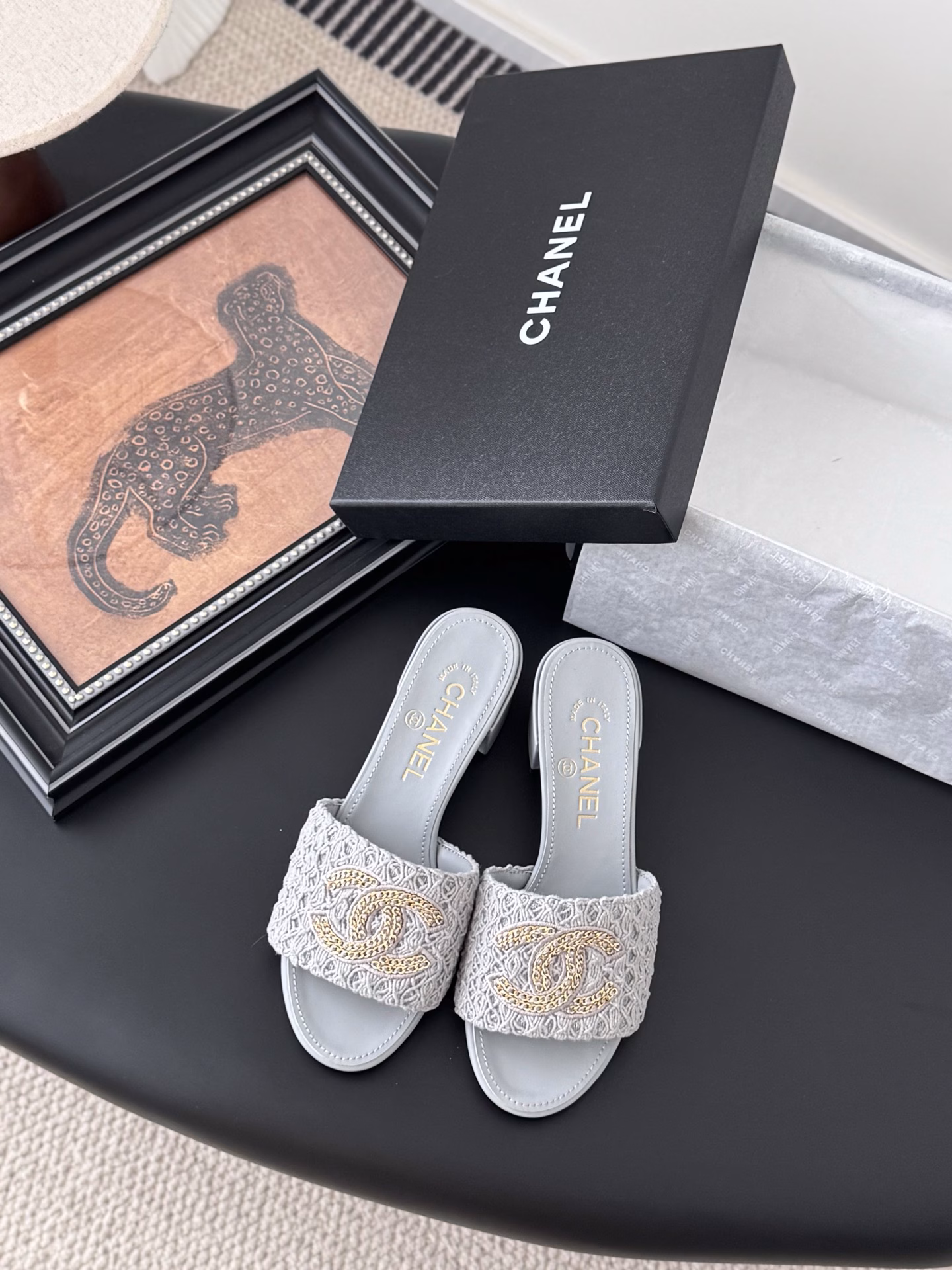 Chanel 25C Spring/Summer New collection of chain slippersI have everything that's available in the entire series' first release counter!High version, high qualityThe upper is made of cowhide/original fabric, the lining is sheepskin, and the outsole is original