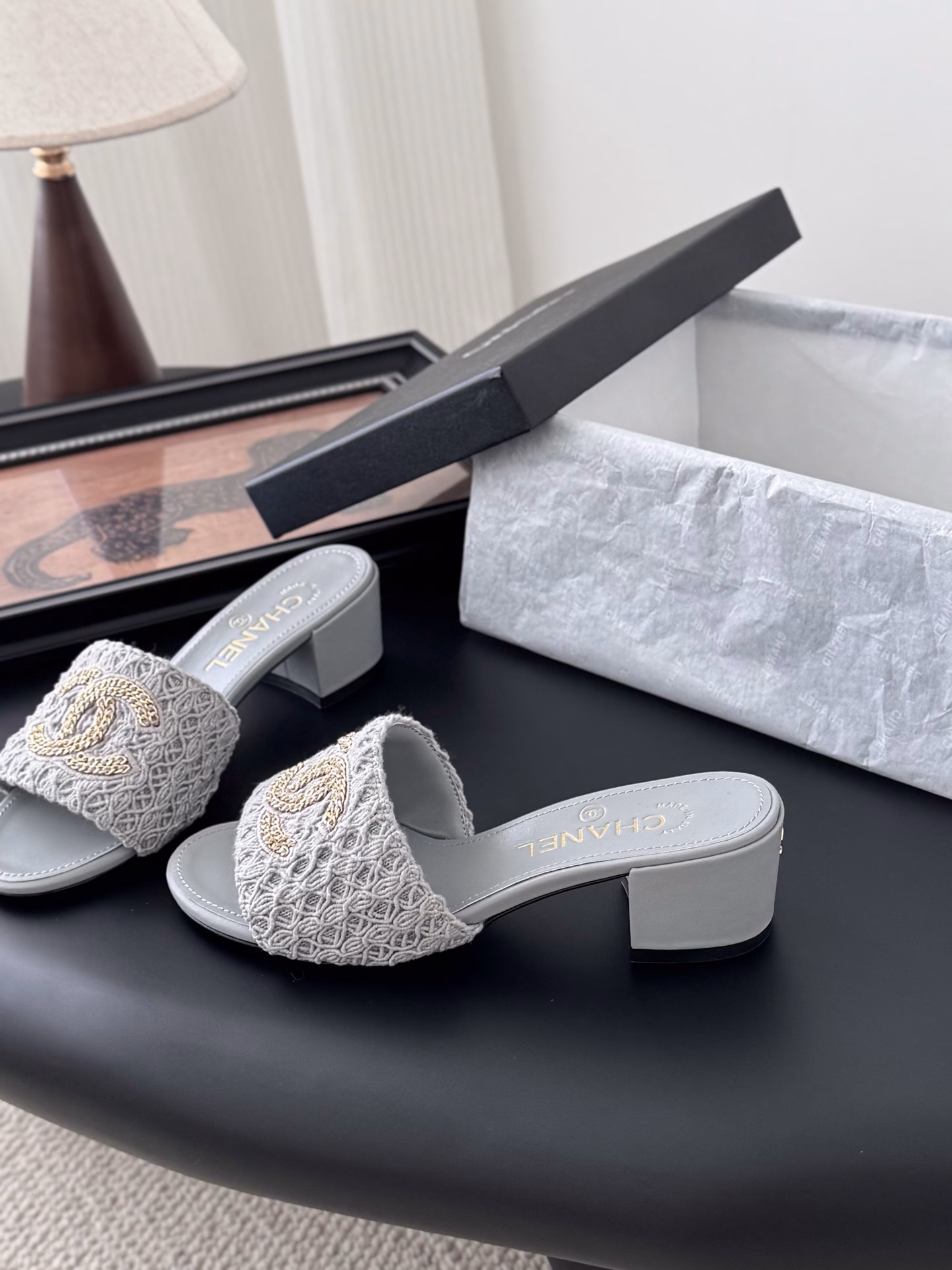 Chanel 25C Spring/Summer New collection of chain slippersI have everything that's available in the entire series' first release counter!High version, high qualityThe upper is made of cowhide/original fabric, the lining is sheepskin, and the outsole is original