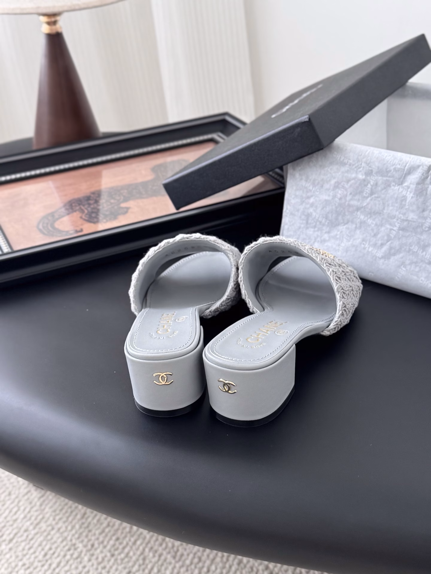 Chanel 25C Spring/Summer New collection of chain slippersI have everything that's available in the entire series' first release counter!High version, high qualityThe upper is made of cowhide/original fabric, the lining is sheepskin, and the outsole is original