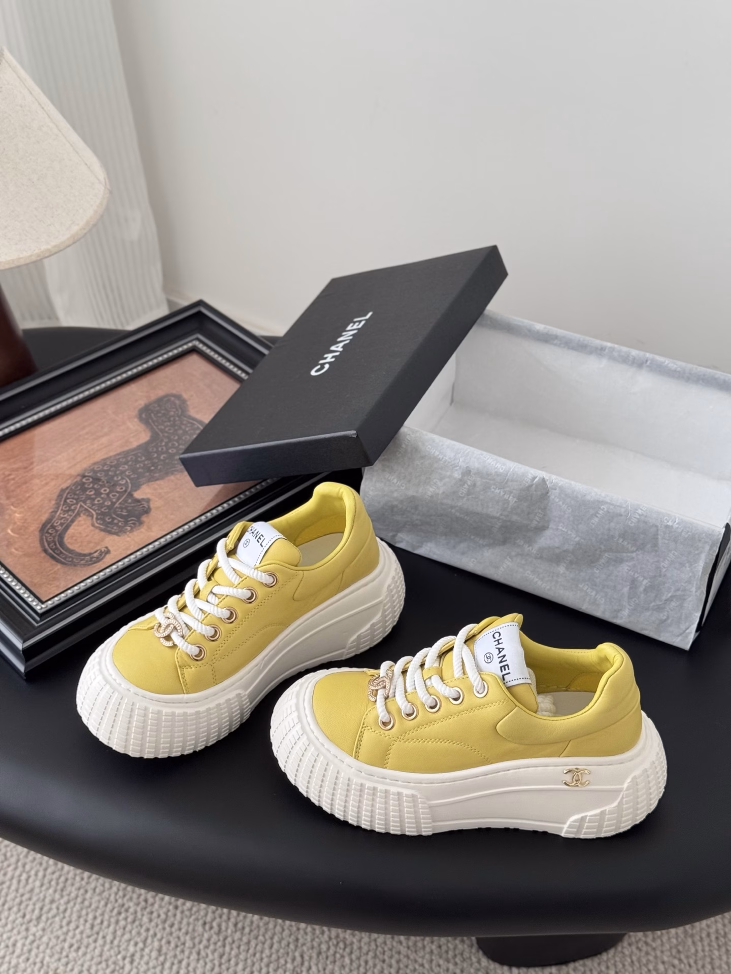 Chanel 25C new sporty casual shoesThe versatile white sneakers will never go wrong in terms of style matchingThe color-blocking combination is full of vitalityThe logo embossed on the side of the foot looks very delicateOriginal custom material for the upper and original outsole