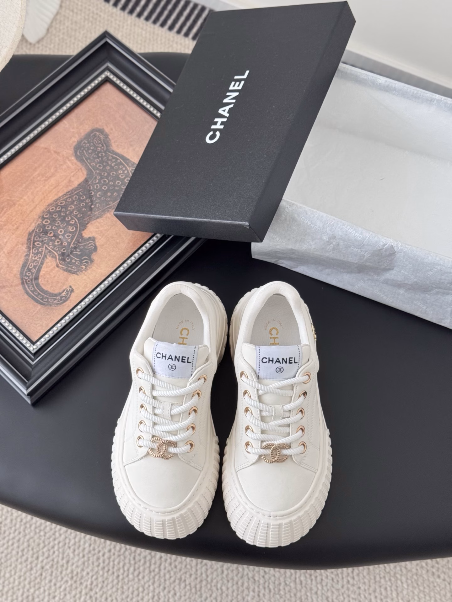 Chanel 25C new sporty casual shoesThe versatile white sneakers will never go wrong in terms of style matchingThe color-blocking combination is full of vitalityThe logo embossed on the side of the foot looks very delicateOriginal custom material for the upper and original outsole