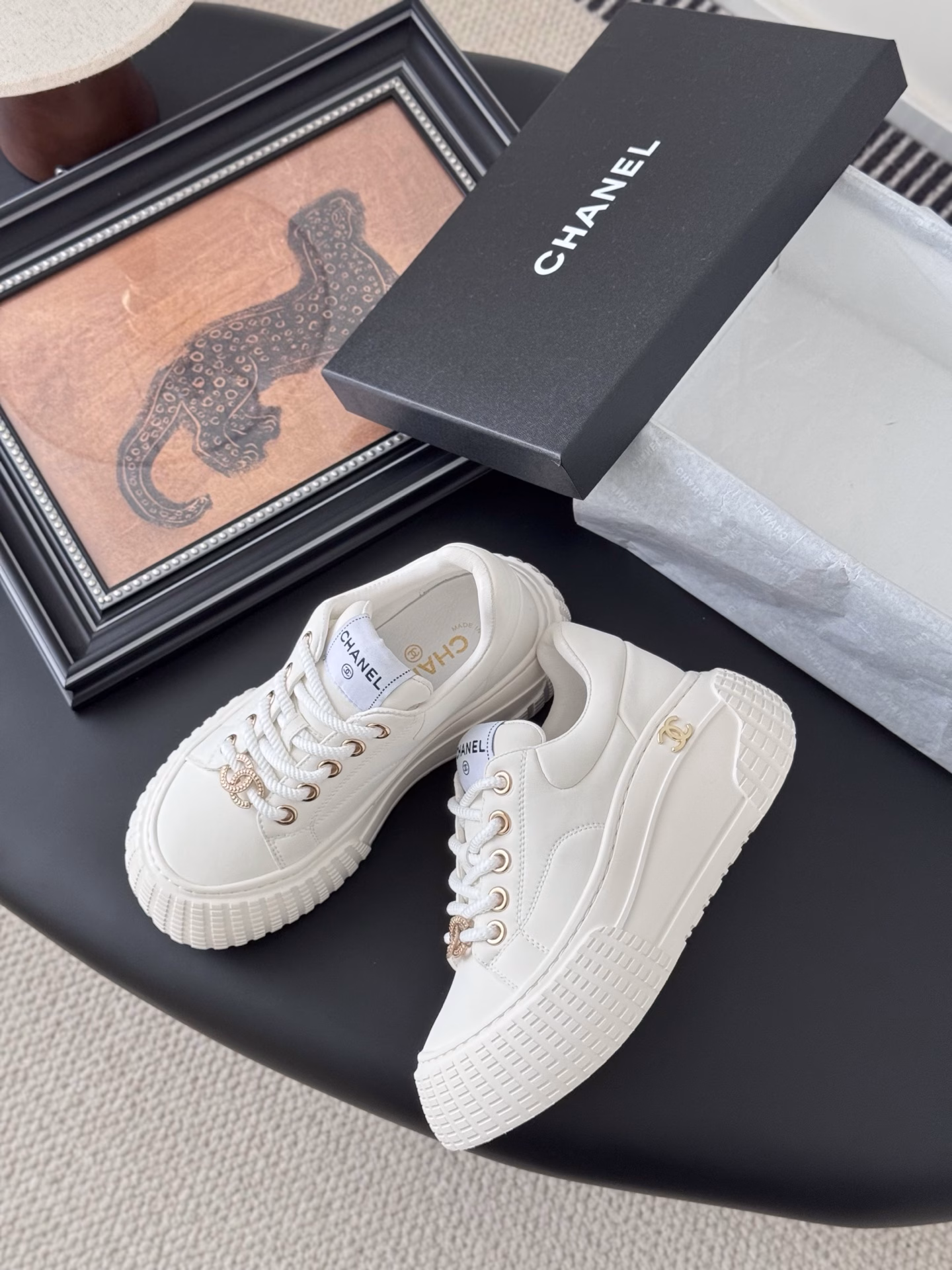 Chanel 25C new sporty casual shoesThe versatile white sneakers will never go wrong in terms of style matchingThe color-blocking combination is full of vitalityThe logo embossed on the side of the foot looks very delicateOriginal custom material for the upper and original outsole