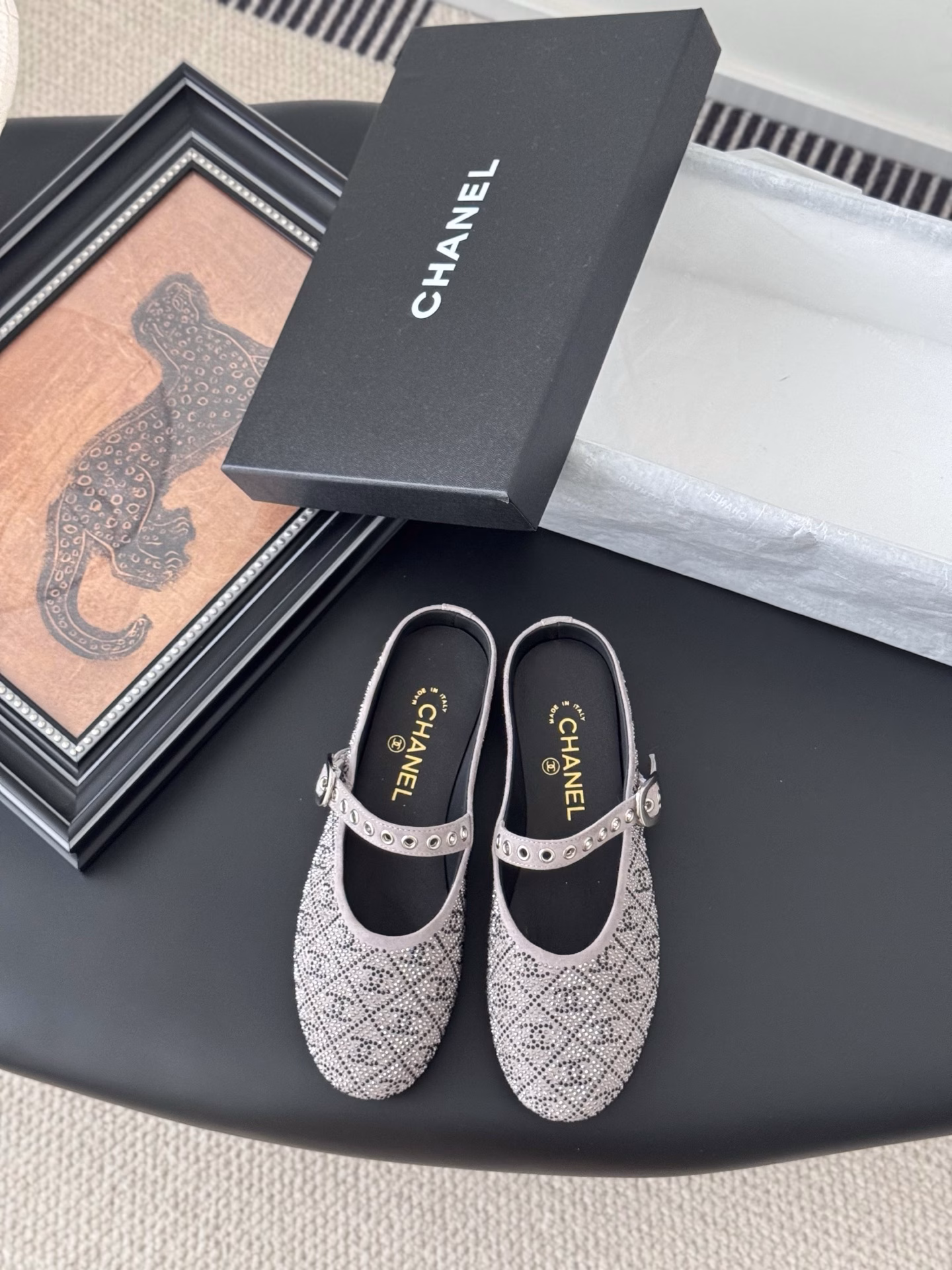 Chanel 25s runway style Mary Jane single shoesSimple yet sweet and playful!The three-dimensional electro-embroidery logo is made of solid color fabric, which is refreshing and easy to match. It fits the buttons even better. The outsole is made of sheepskin and genuine leather inside