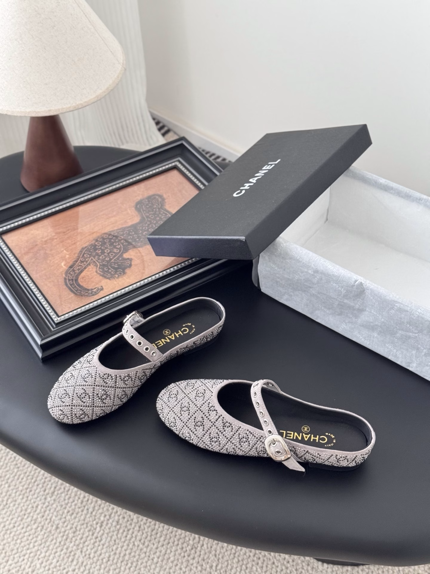Chanel 25s runway style Mary Jane single shoesSimple yet sweet and playful!The three-dimensional electro-embroidery logo is made of solid color fabric, which is refreshing and easy to match. It fits the buttons even better. The outsole is made of sheepskin and genuine leather inside