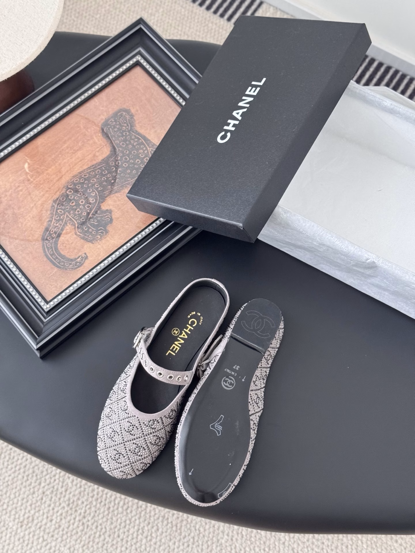 Chanel 25s runway style Mary Jane single shoesSimple yet sweet and playful!The three-dimensional electro-embroidery logo is made of solid color fabric, which is refreshing and easy to match. It fits the buttons even better. The outsole is made of sheepskin and genuine leather inside
