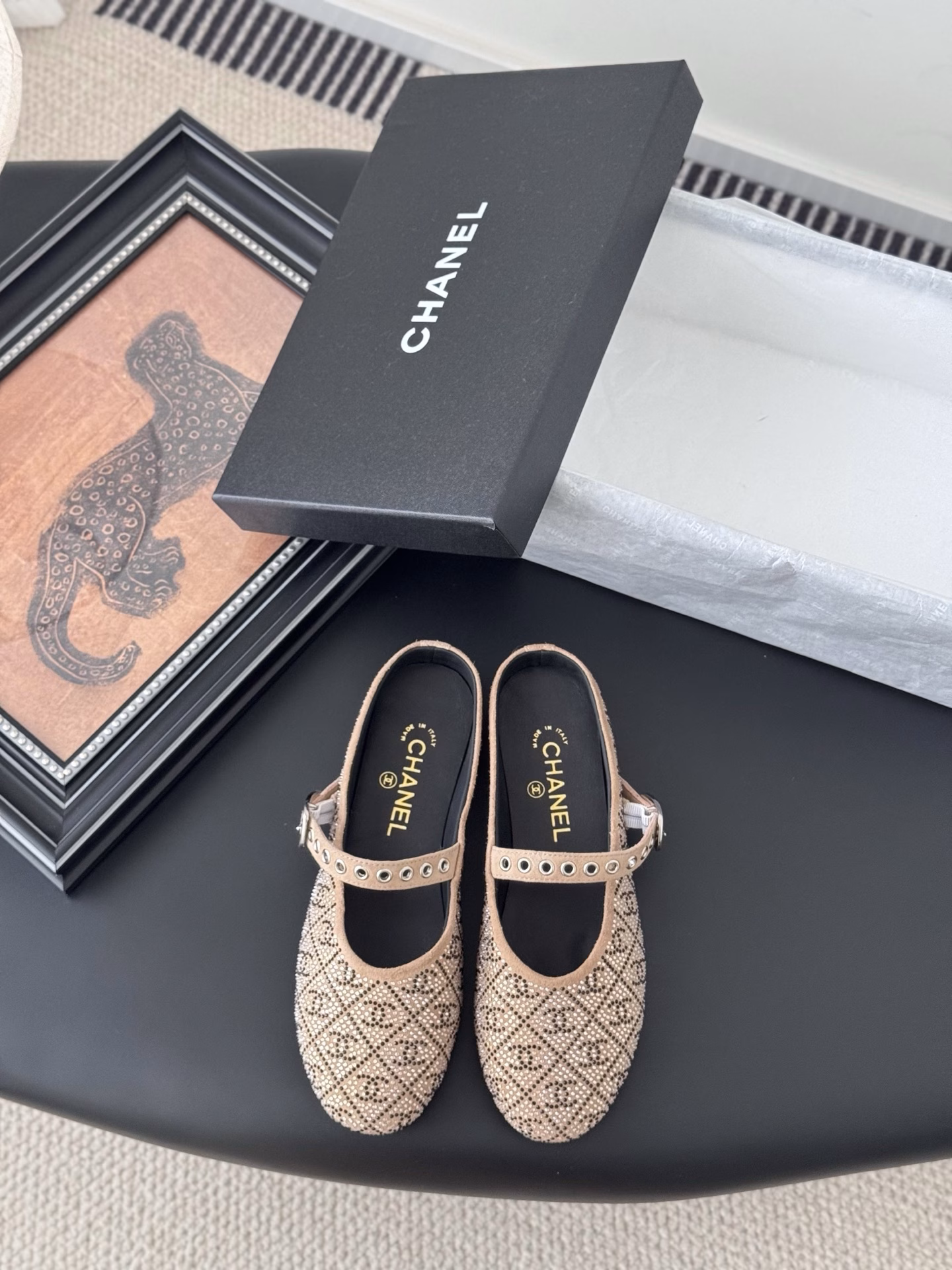 Chanel 25s runway style Mary Jane single shoesSimple yet sweet and playful!The three-dimensional electro-embroidery logo is made of solid color fabric, which is refreshing and easy to match. It fits the buttons even better. The outsole is made of sheepskin and genuine leather inside