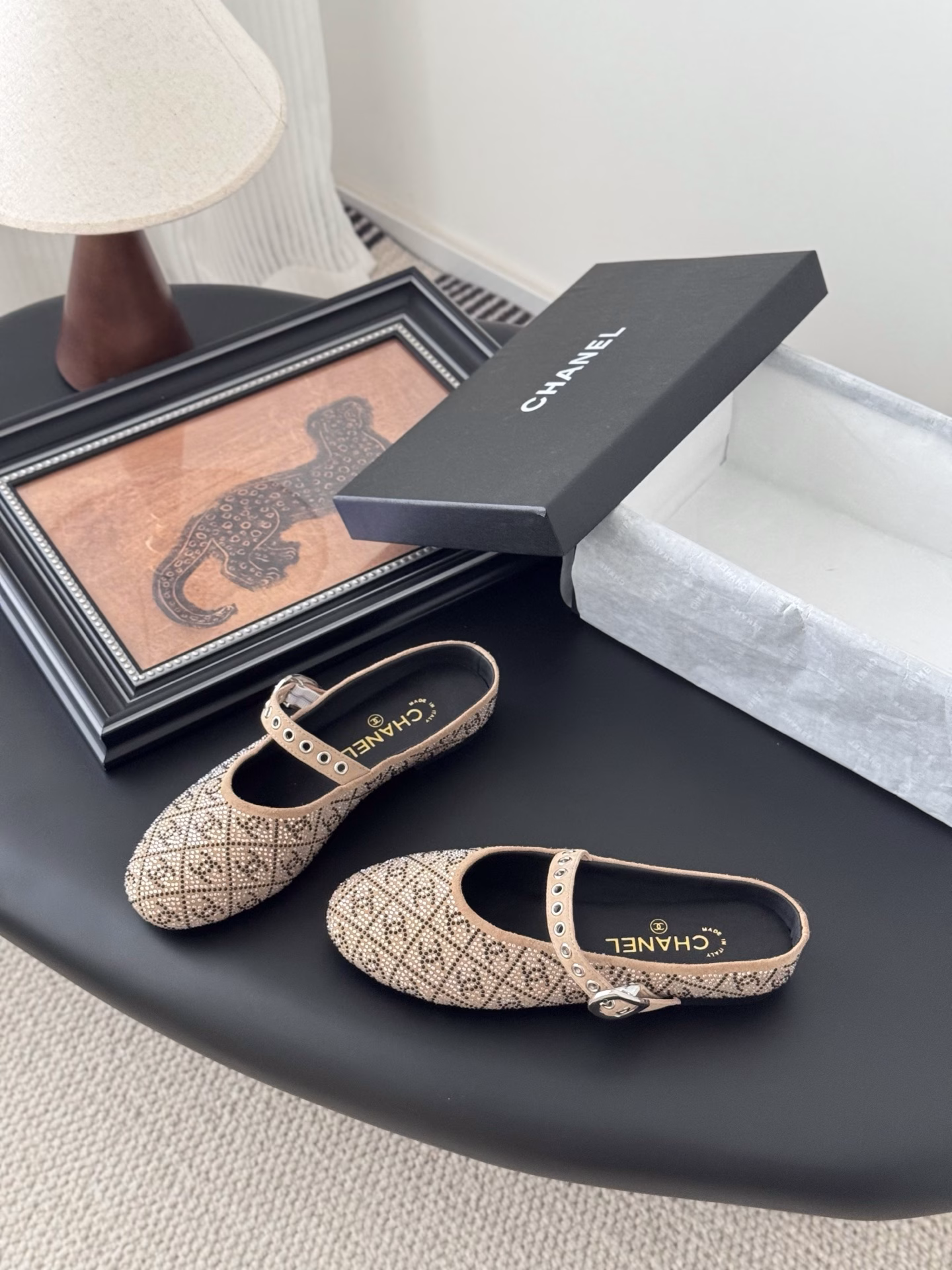 Chanel 25s runway style Mary Jane single shoesSimple yet sweet and playful!The three-dimensional electro-embroidery logo is made of solid color fabric, which is refreshing and easy to match. It fits the buttons even better. The outsole is made of sheepskin and genuine leather inside