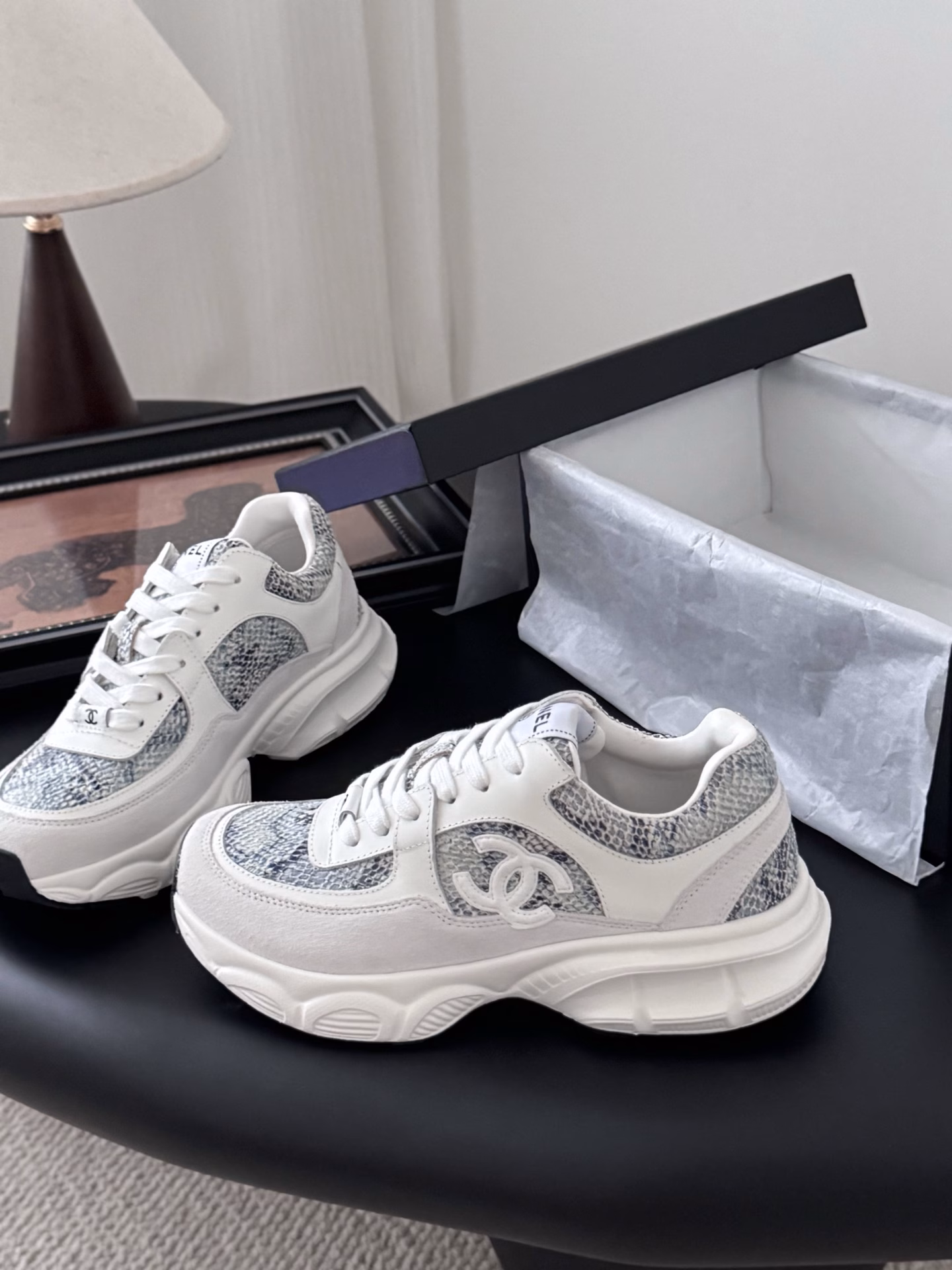 Chanel 25C New Silver Horn King Sports casual shoesThe versatile white sneakers will never go wrong in terms of style matchingThe color-blocking combination is full of vitalityThe logo embossed on the side of the foot looks very delicateOriginal custom material for the upper and original outsole