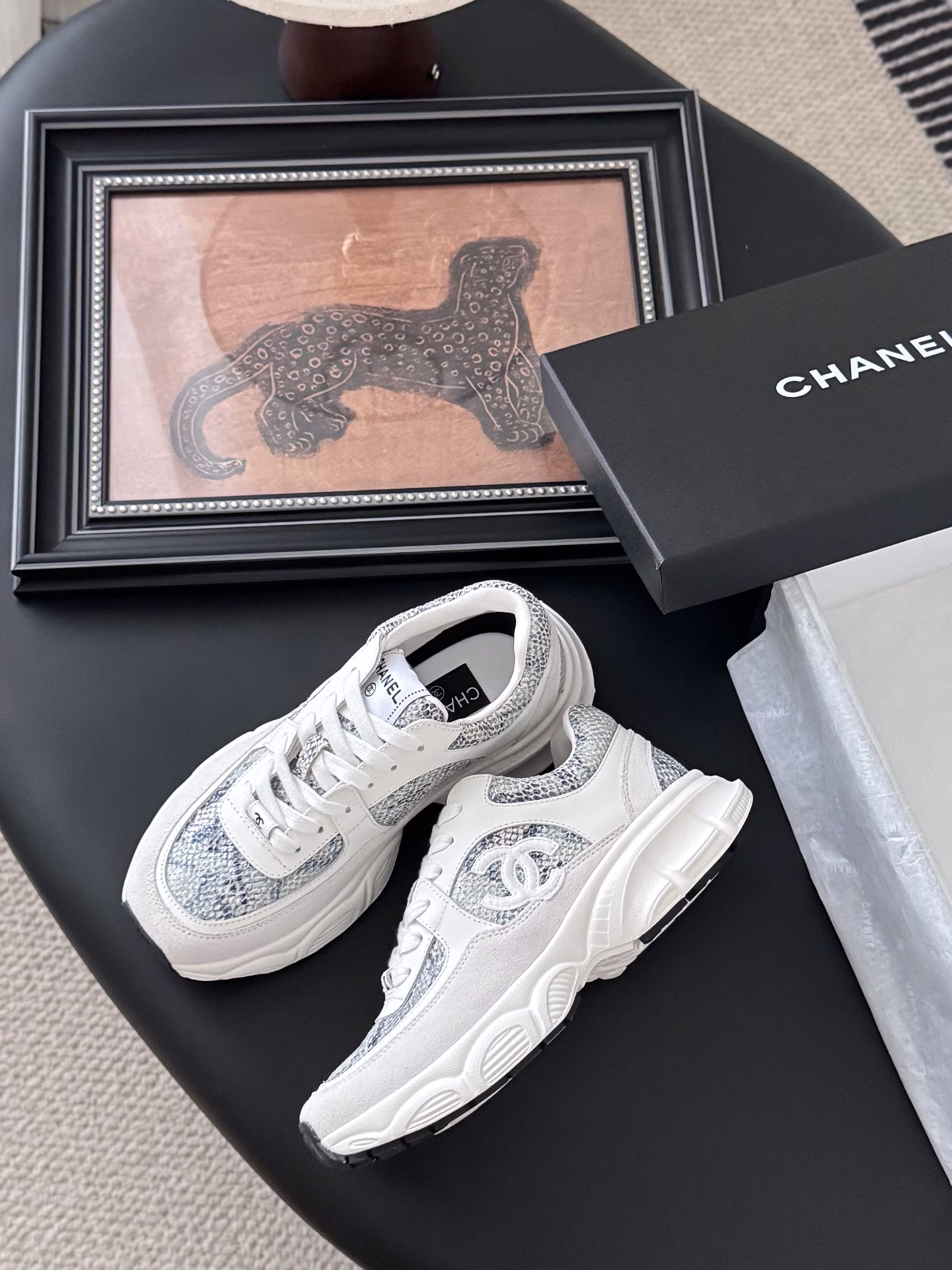 Chanel 25C New Silver Horn King Sports casual shoesThe versatile white sneakers will never go wrong in terms of style matchingThe color-blocking combination is full of vitalityThe logo embossed on the side of the foot looks very delicateOriginal custom material for the upper and original outsole