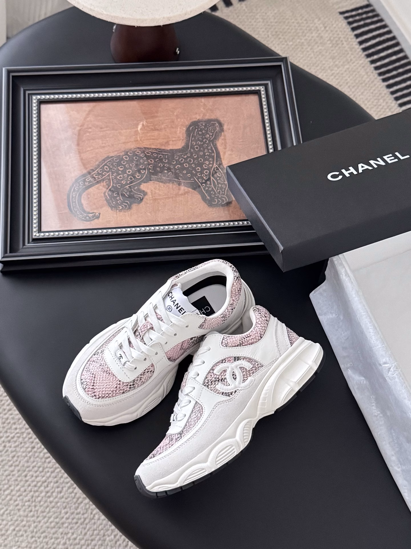 Chanel 25C New Silver Horn King Sports casual shoesThe versatile white sneakers will never go wrong in terms of style matchingThe color-blocking combination is full of vitalityThe logo embossed on the side of the foot looks very delicateOriginal custom material for the upper and original outsole