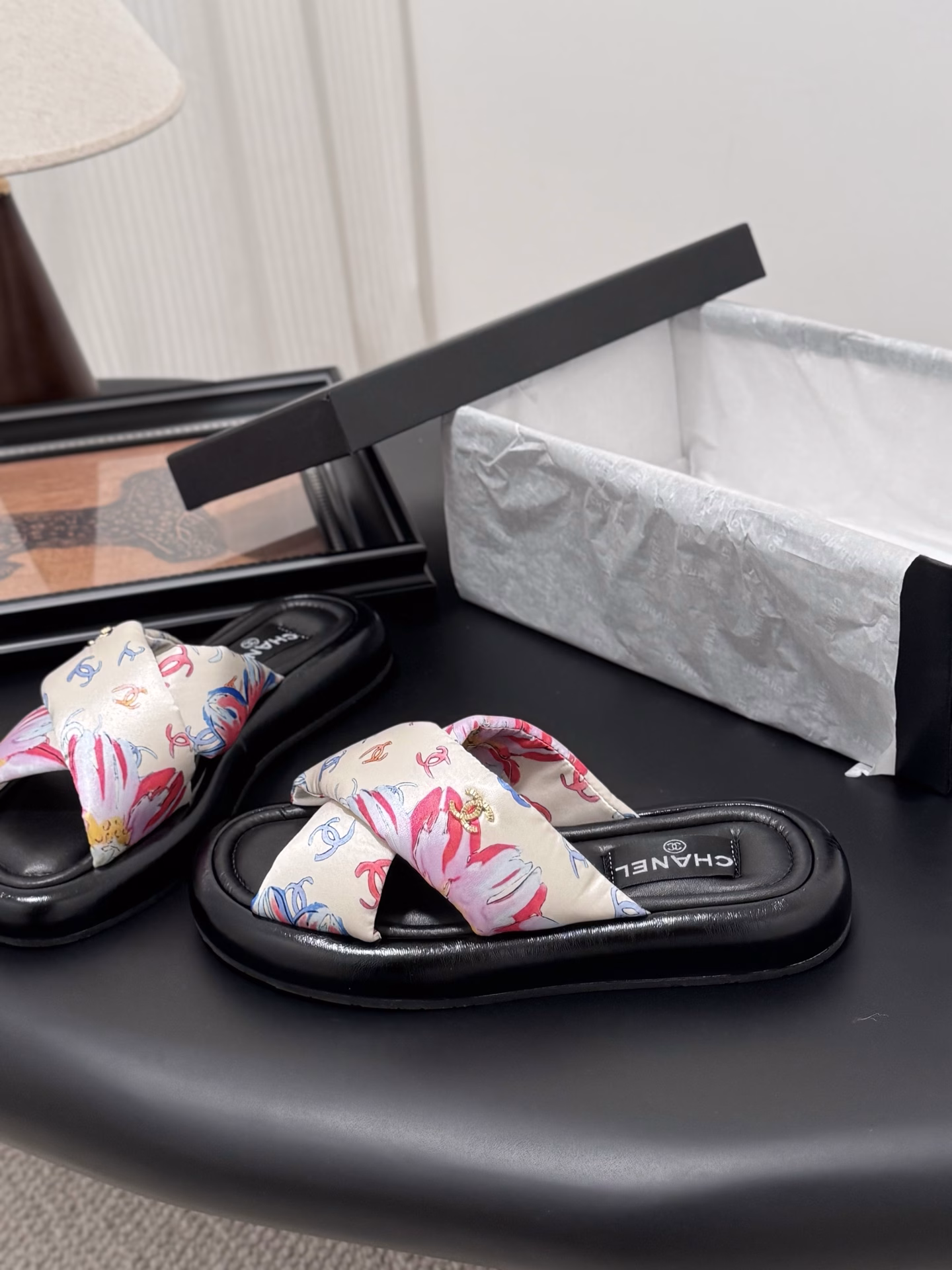Chanel's best-selling crossover slippersVolume-driven priceThe upper is made of silk fabric, the inner lining is made of sheepskin, and the original foamed outsole is available!