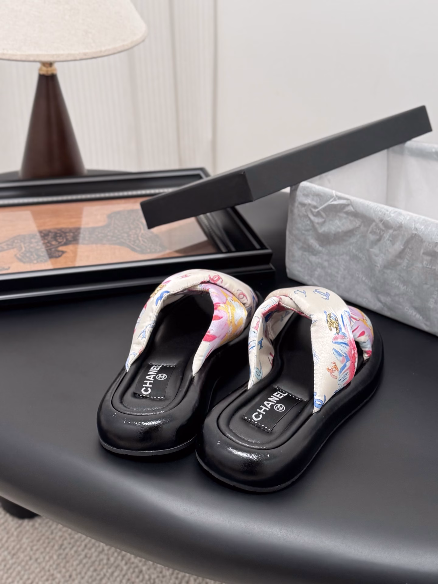Chanel's best-selling crossover slippersVolume-driven priceThe upper is made of silk fabric, the inner lining is made of sheepskin, and the original foamed outsole is available!